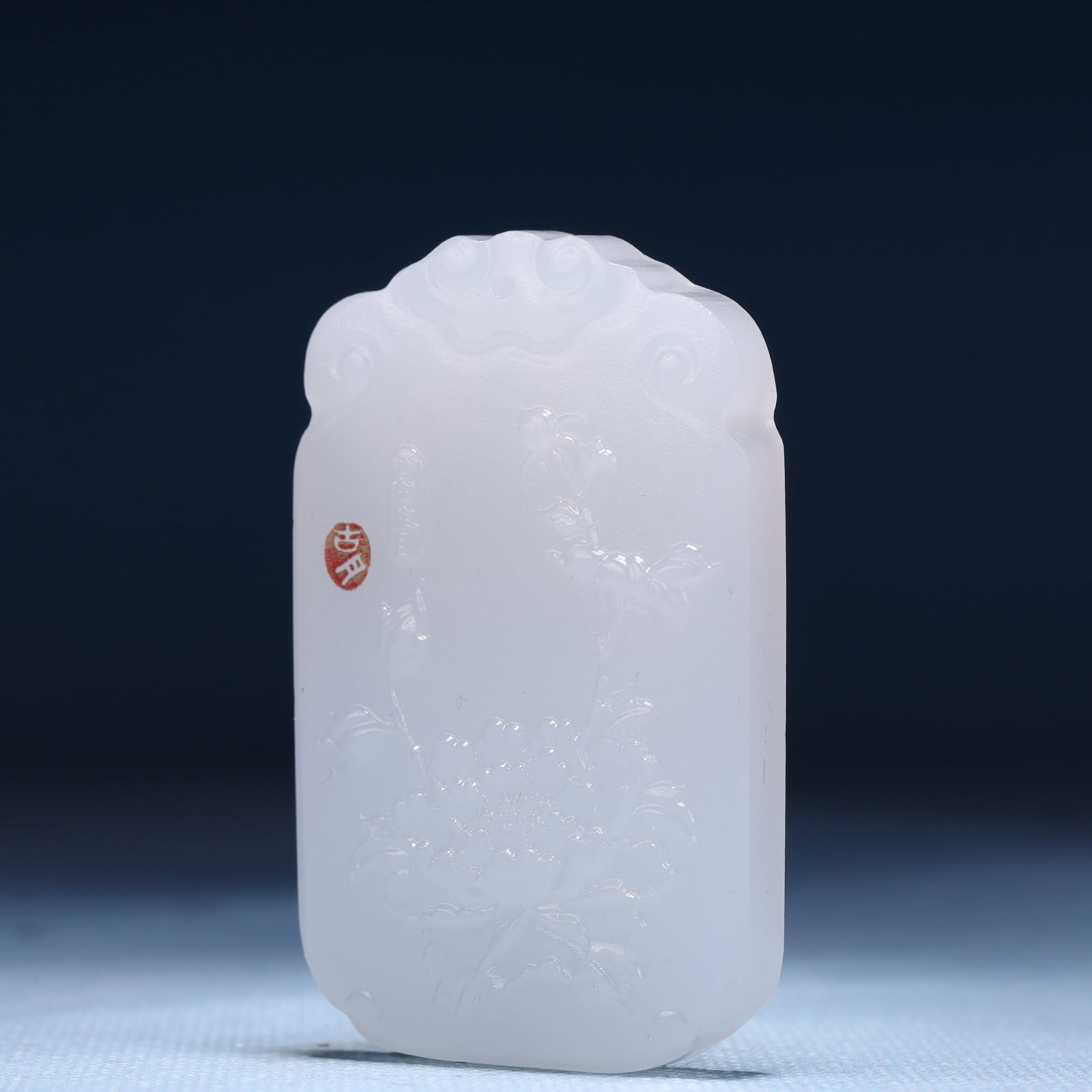 An Exquisite White Jade Flower Pattern Pendant - 2