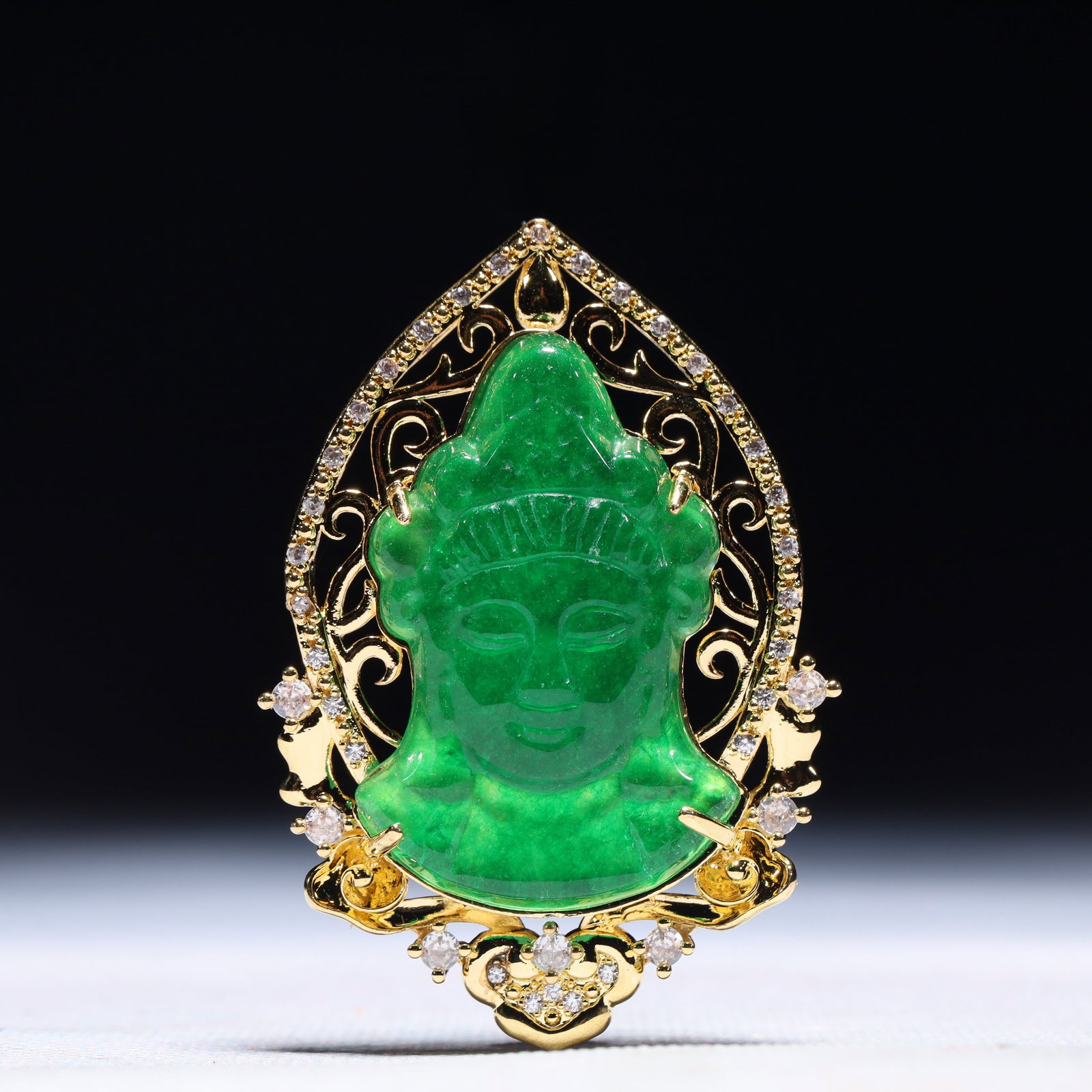 An Exquisite Statue of Avalokitesvara Pendant,Inlaid Gems: An Exquisite Statue of Avalokitesvara Pendant,Inlaid Gems,Size:1.6inx0.3inx2.6in,Weight:30.7g 一个精美的观音像吊坠,镶宝石