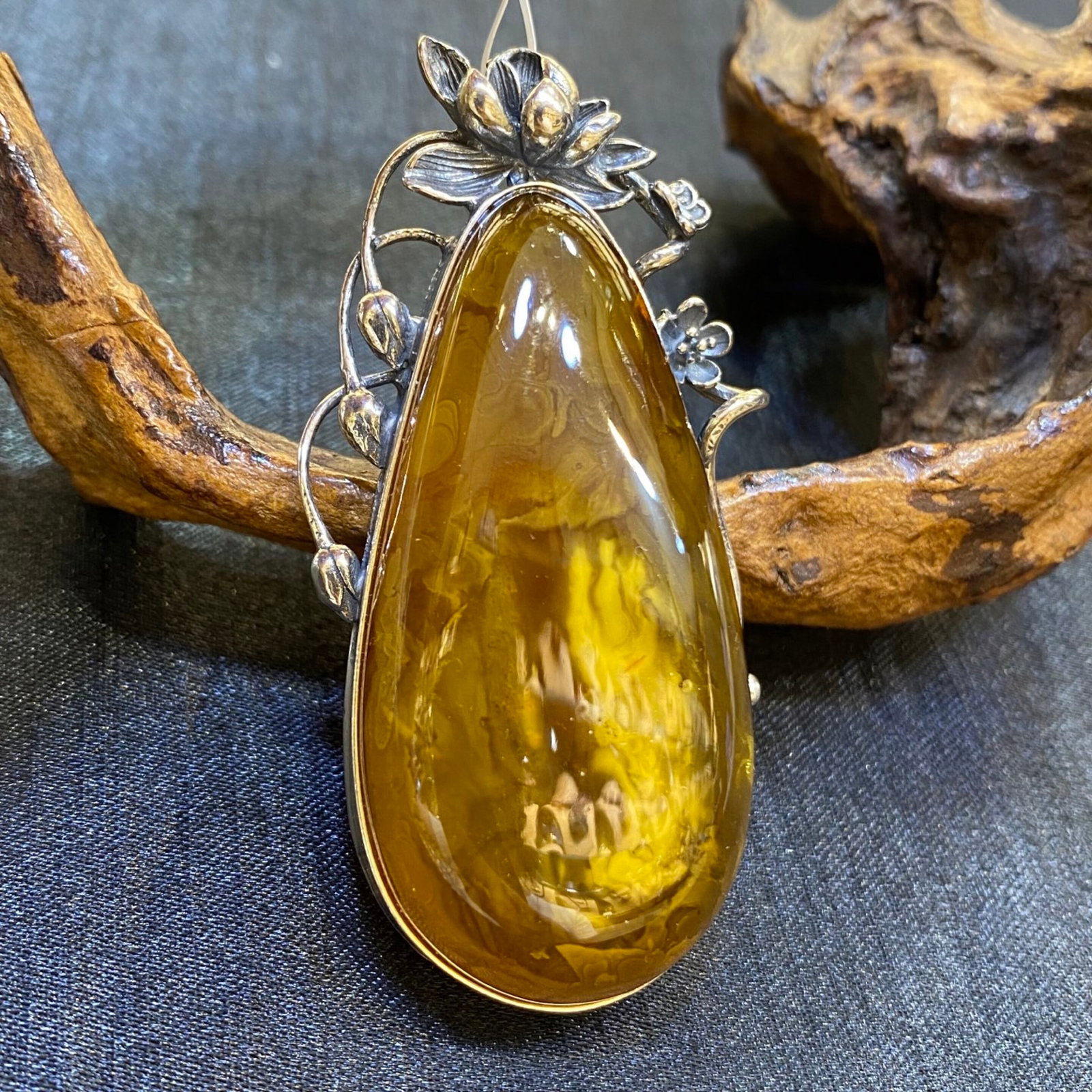 An Exquisite Beeswax Inlaid Silver Necklace: An Exquisite Beeswax Inlaid Silver Necklace,Size:1.1in,Weight:26.2g 蜜蜡镶银项链