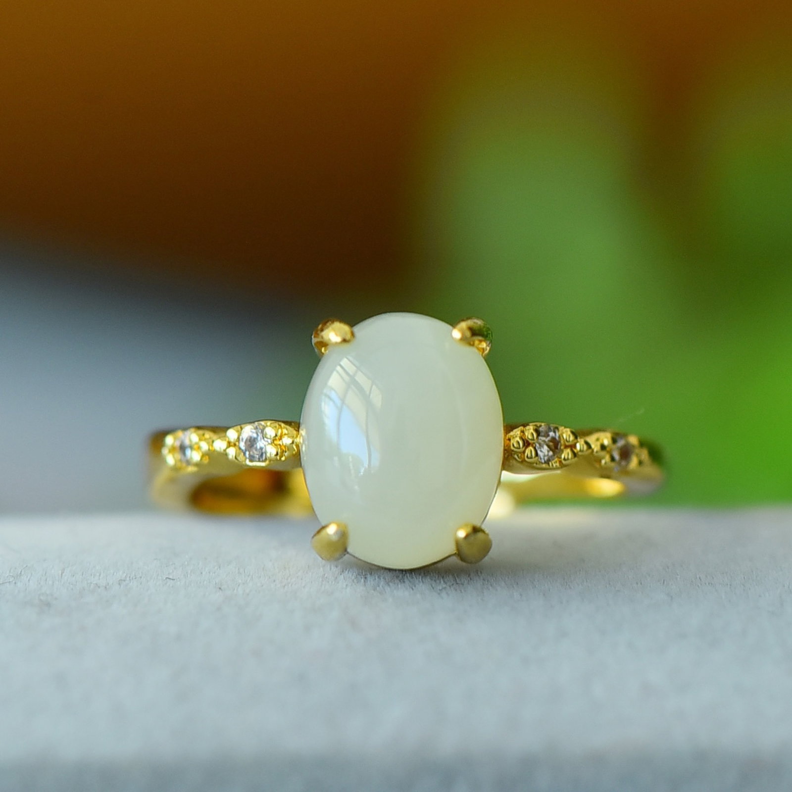 An Exquisite Bronze-Gold Plated Inlaid White Jade Ring: An Exquisite Bronze-Gold Plated Inlaid White Jade Ring,Size:0.3inx0.4in 铜镀金镶白玉戒指