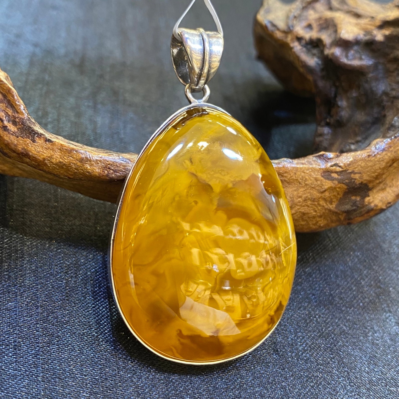 An Exquisite Beeswax Inlaid Silver Necklace: An Exquisite Beeswax Inlaid Silver Necklace,Size:1.3in,Weight:14.7g 蜜蜡镶银项链