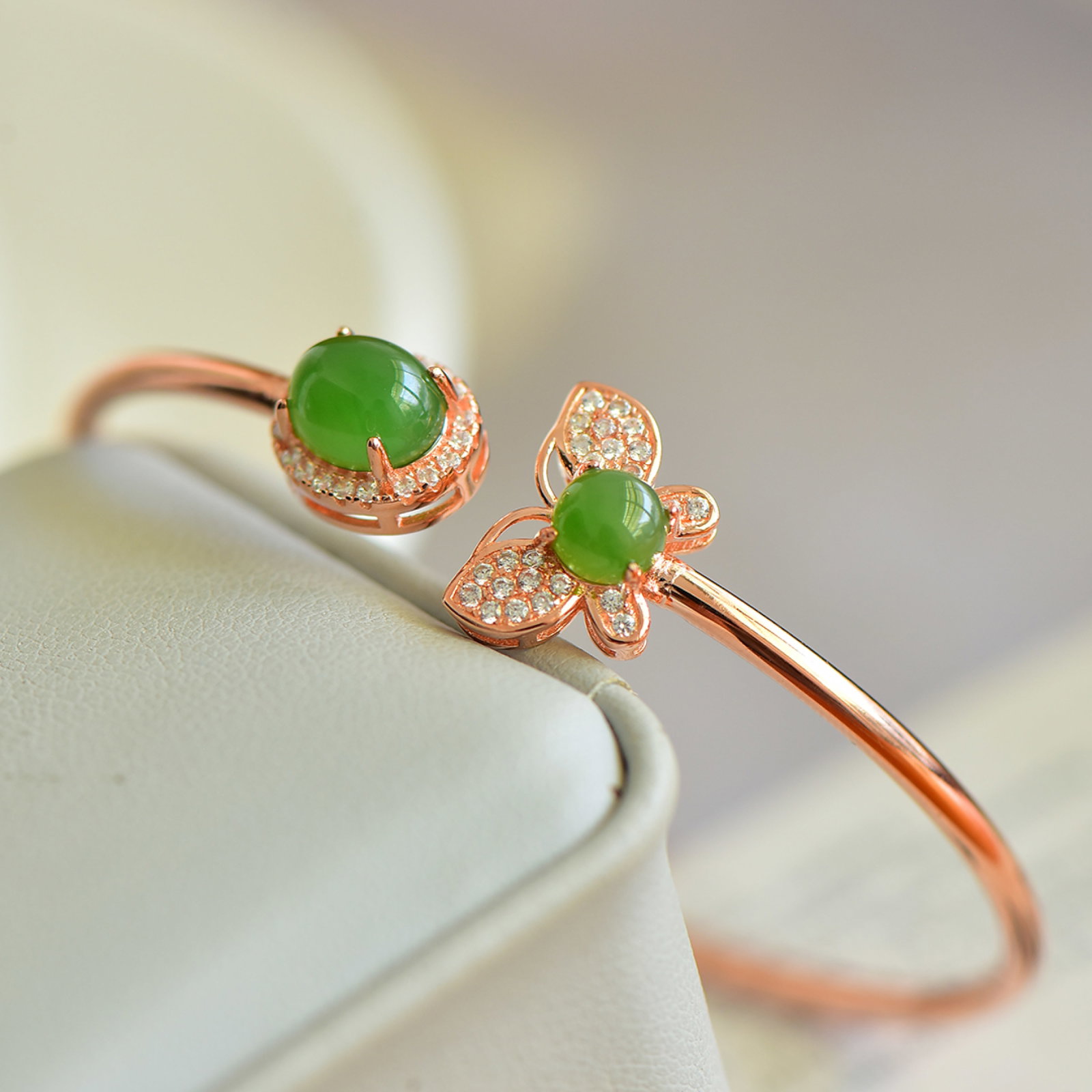 An Exquisite Sterling Silver Inlaid Jasper Bracelet,Inlaid Diamond: An Exquisite Sterling Silver Inlaid Jasper Bracelet,Inlaid Diamond,Size:0.3inx0.4in 纯银镶碧玉手镯,嵌钻石