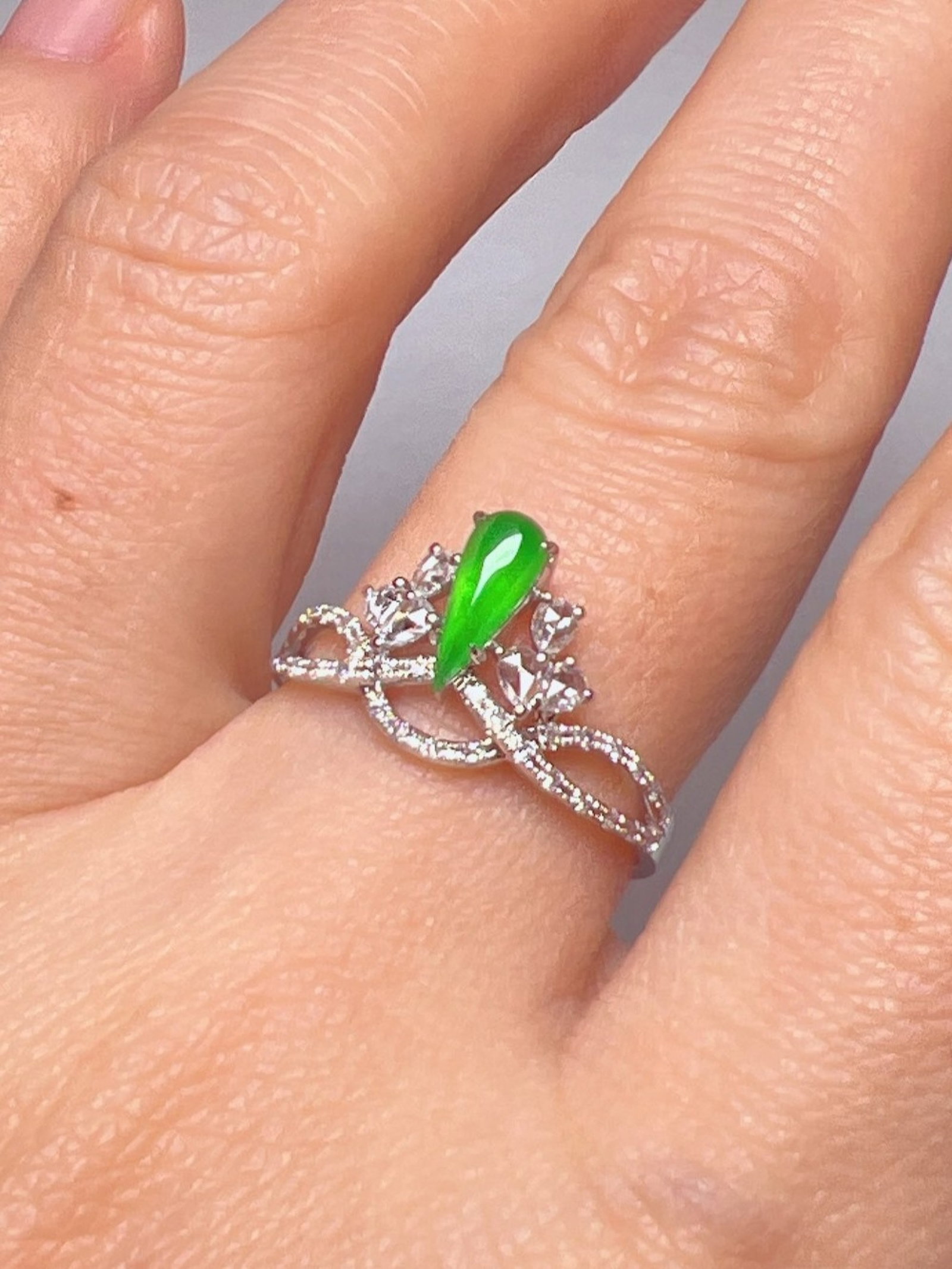 An Exquisite 18k Gold Diamond Inlaid Jadeite Ring: An Exquisite 18k Gold Diamond Inlaid Jadeite Ring,Size(Loose Stone):0.3inx0.1inx0.2in #13 18k金钻镶嵌翡翠戒指