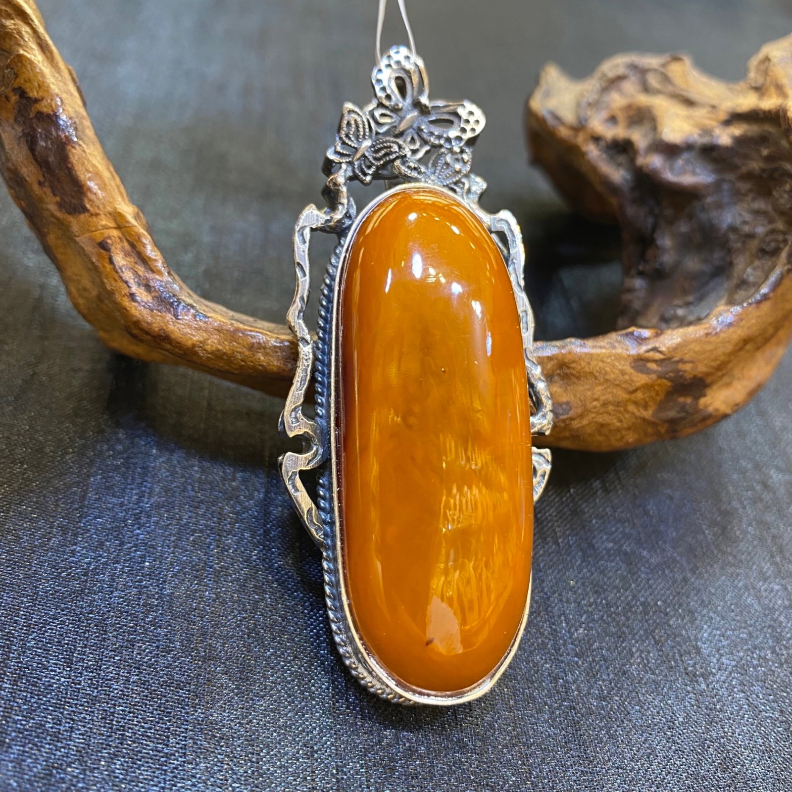 An Exquisite Beeswax Inlaid Silver Necklace: An Exquisite Beeswax Inlaid Silver Necklace,Size:0.8in,Weight:24.8g 蜜蜡镶银项链
