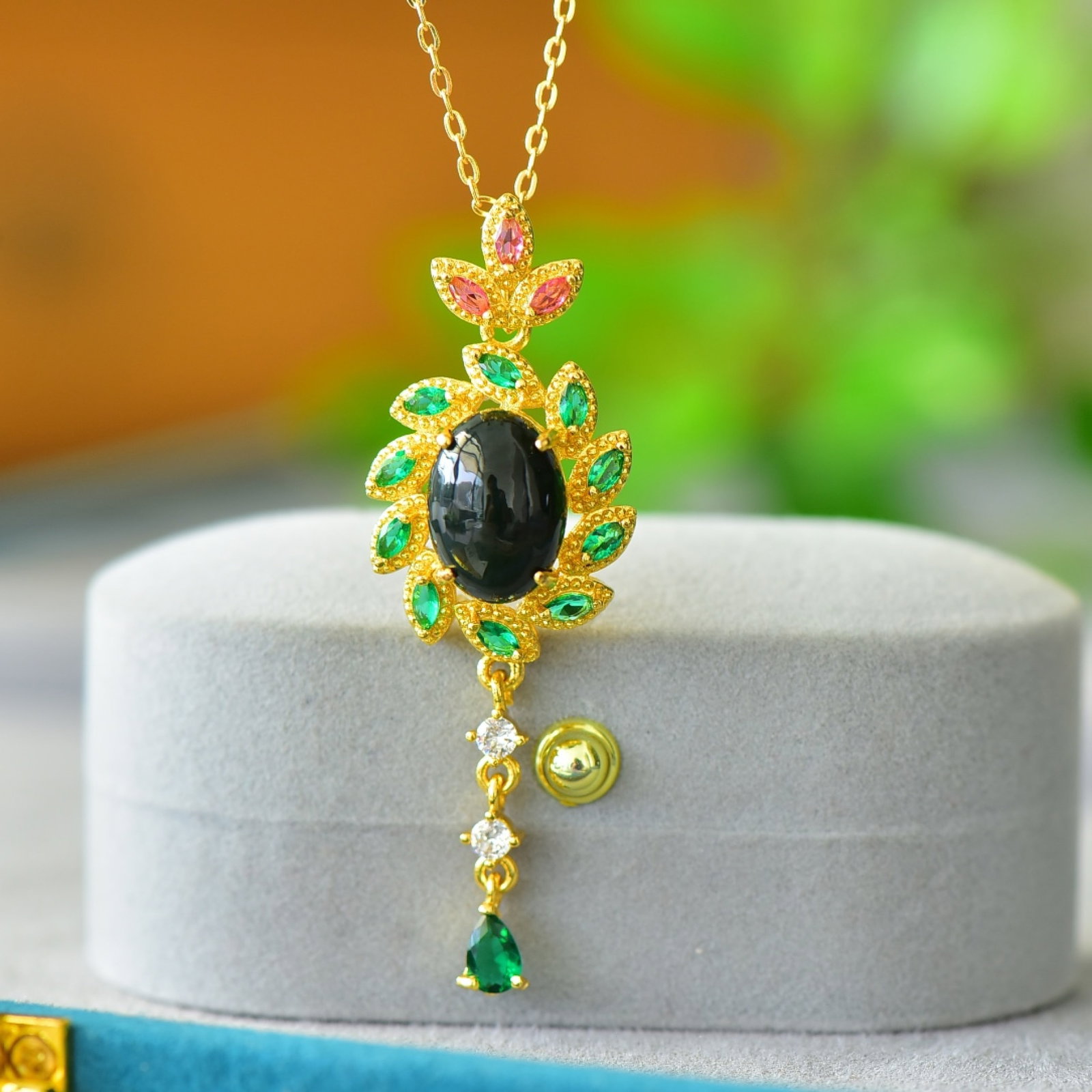 An Exquisite Bronze-Gold Plated Inlaid Green Jade Necklace: An Exquisite Bronze-Gold Plated Inlaid Green Jade Necklace,Size:0.4inx0.6in 铜镀金镶青玉项链