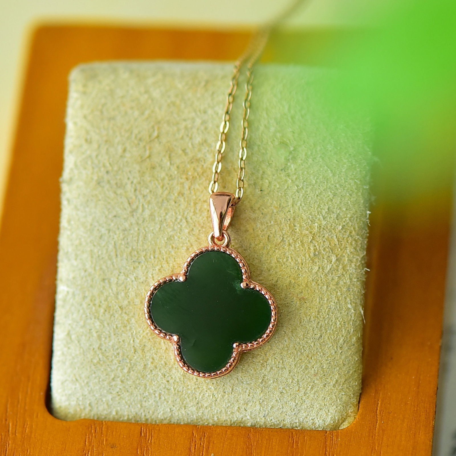 An Exquisite Sterling Silver Inlaid Jasper Necklace: An Exquisite Sterling Silver Inlaid Jasper Necklace,Size:0.6inx0.9in 纯银镶碧玉项链