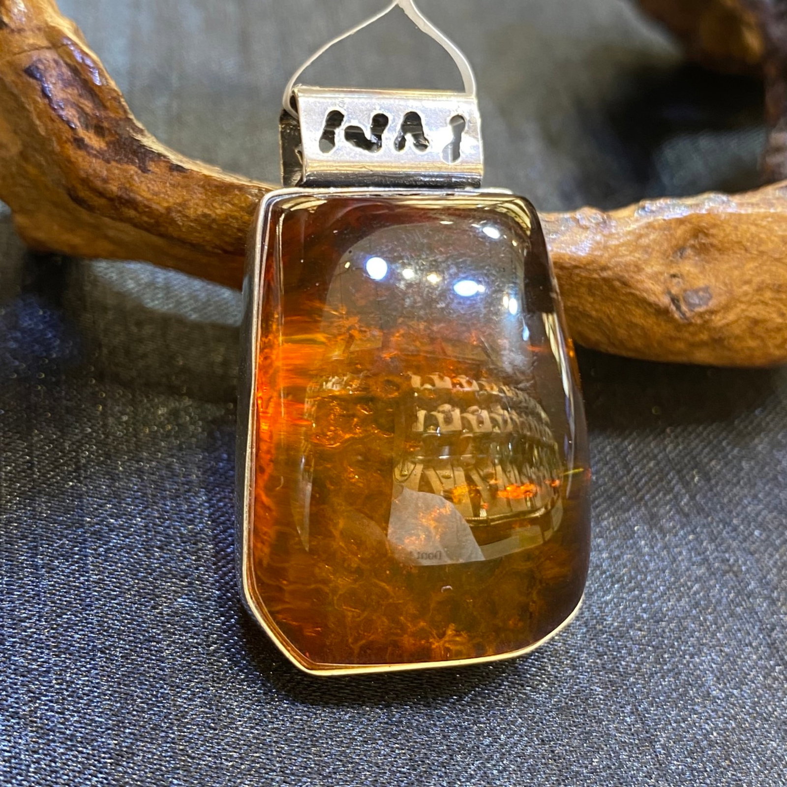 An Exquisite Beeswax Inlaid Silver Necklace: An Exquisite Beeswax Inlaid Silver Necklace,Size:1in,Weight:13.3g 蜜蜡镶银项链