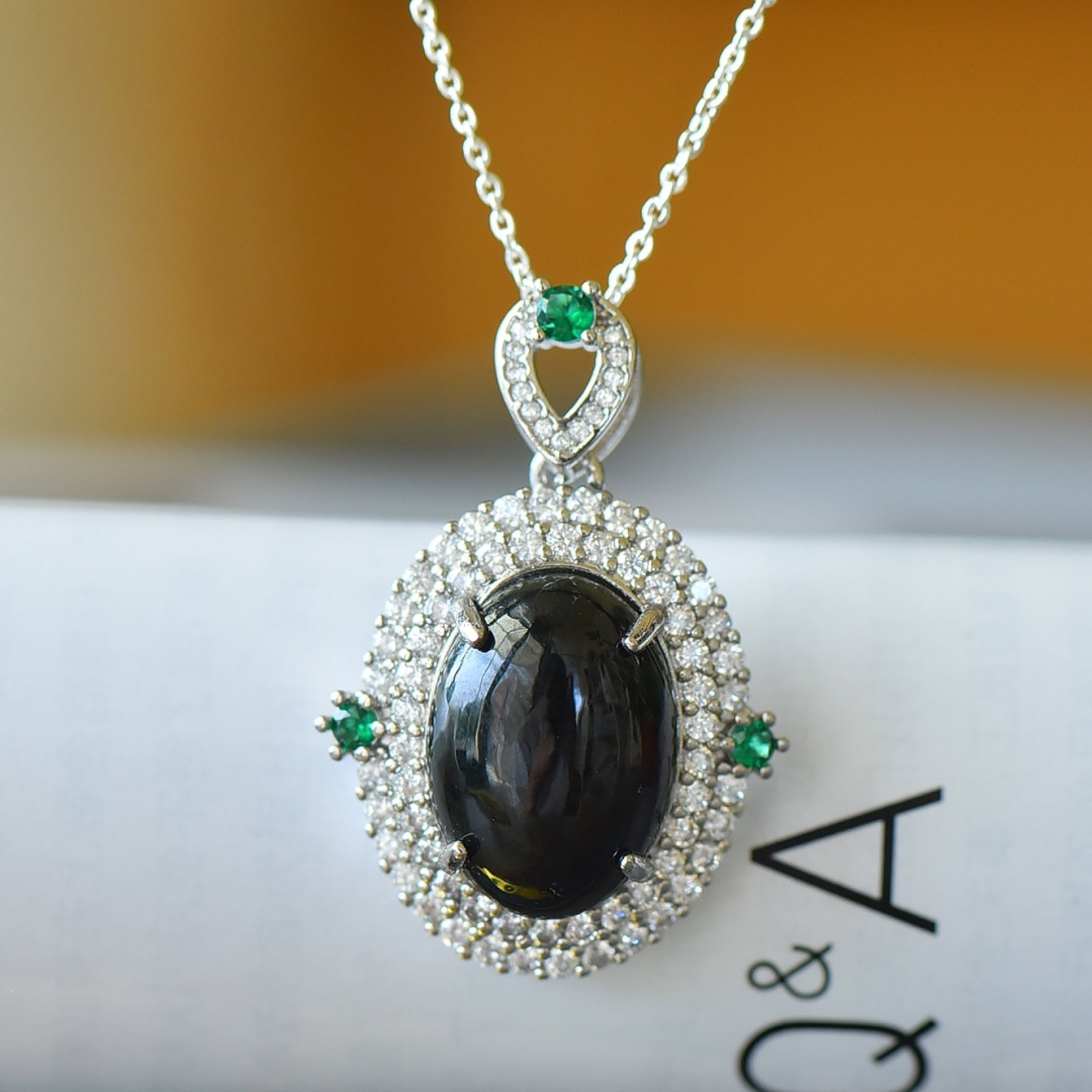 An Exquisite Bronze Inlaid Green Jade Necklace,Inlaid Diamond: An Exquisite Bronze Inlaid Green Jade Necklace,Inlaid Diamond,Size:0.5inx0.7in 铜镶青玉项链,嵌钻石