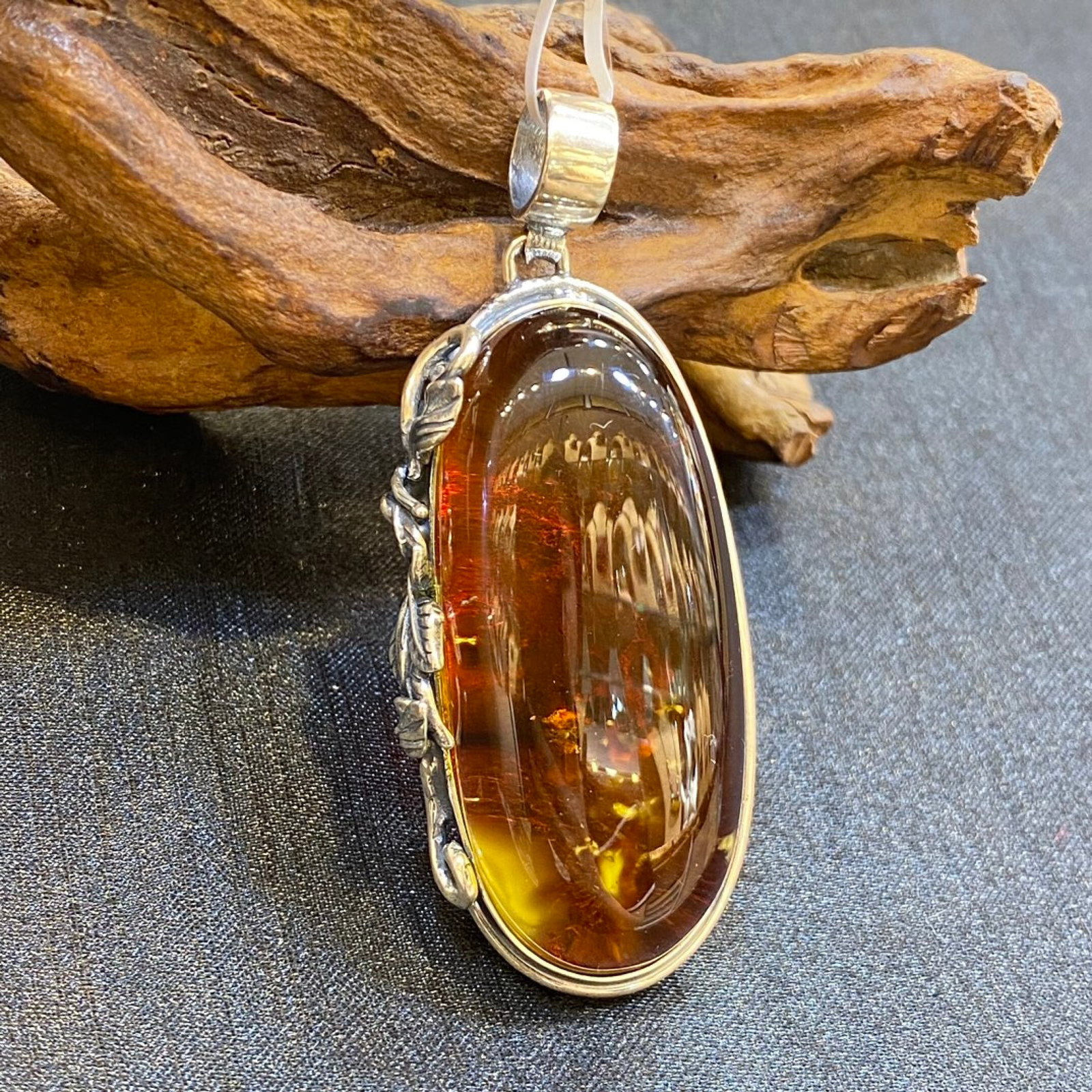 An Exquisite Beeswax Inlaid Silver Necklace: An Exquisite Beeswax Inlaid Silver Necklace,Size:0.9in,Weight:22.8g 蜜蜡镶银项链