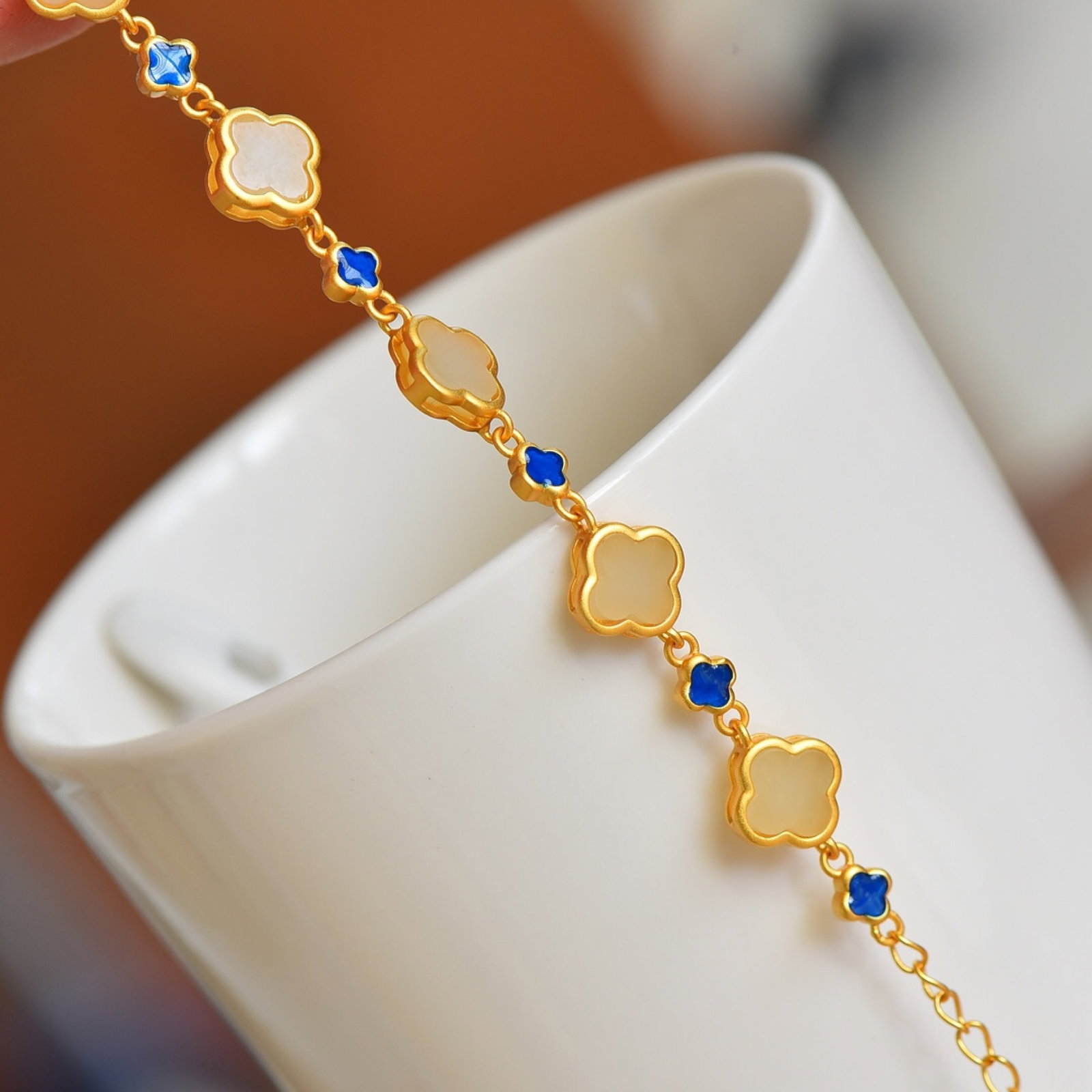 An Exquisite Sterling Silver-Gold Plated Inlaid White Jade Bracelet: An Exquisite Sterling Silver-Gold Plated Inlaid White Jade Bracelet , Size :0.3inx0.3in 纯银镀金镶白玉手链,尺寸:0.3inx0.3in