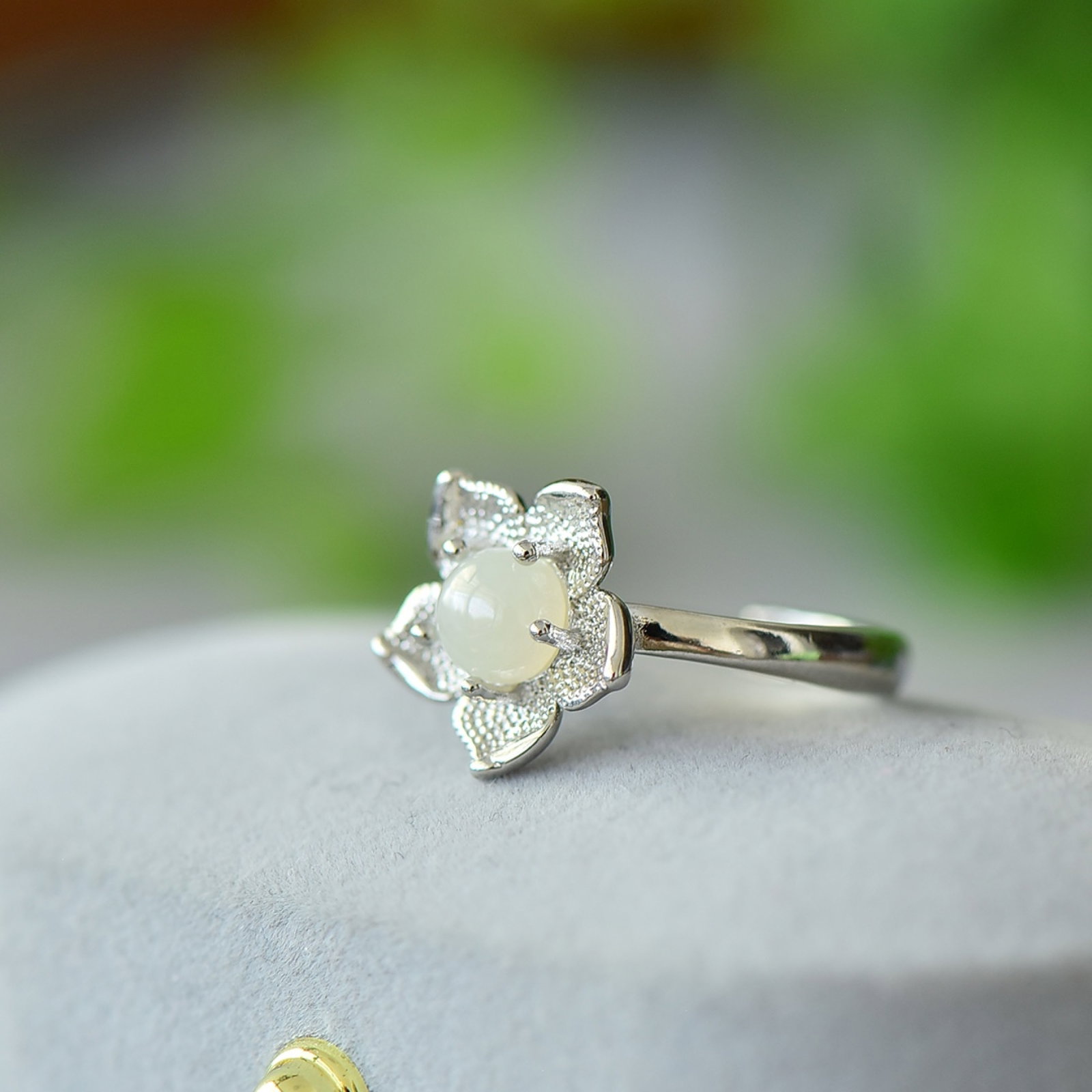 An Exquisite Bronze Inlaid White Jade Ring: An Exquisite Bronze Inlaid White Jade Ring,Size:0.2inx0.2in 铜镶白玉戒指