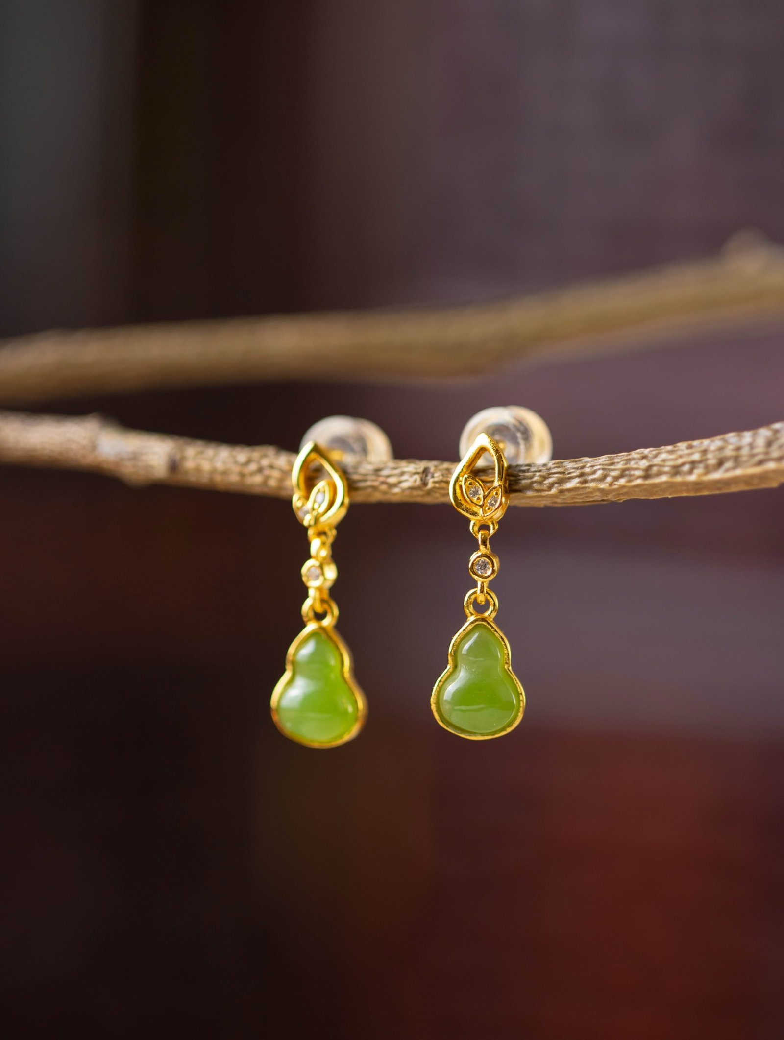 A Pair of Exquisite Sterling Silver-Gold Plated Inlaid Jasper Gourd Earrings: A Pair of Exquisite Sterling Silver-Gold Plated Inlaid Jasper Gourd Earrings 一对纯银镀金镶碧玉葫芦耳环