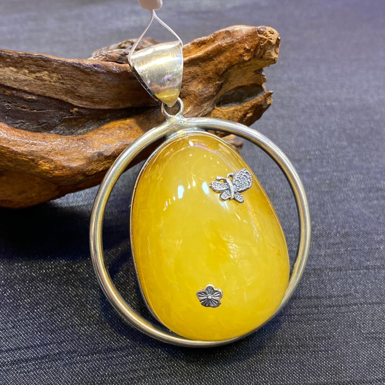 An Exquisite Beeswax Inlaid Silver Necklace: An Exquisite Beeswax Inlaid Silver Necklace,Size:2.1in,Weight:36.4g 蜜蜡镶银项链