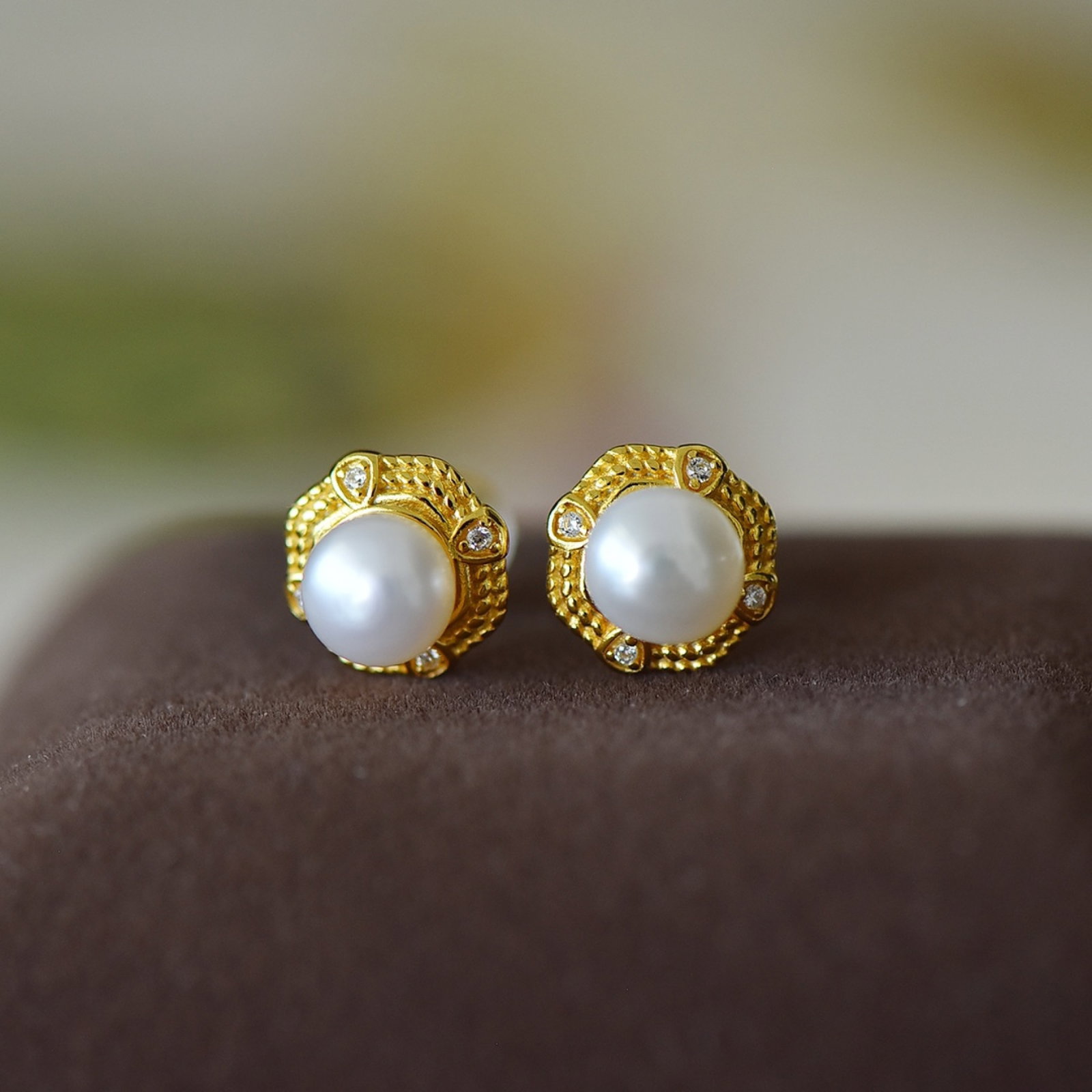 A Pair of Exquisite Sterling Silver-Gold Plated Inlaid Pearl Earrings,Inlaid Diamond: A Pair of Exquisite Sterling Silver-Gold Plated Inlaid Pearl Earrings,Inlaid Diamond,Size:0.3inx0.3in 一对纯银镀金镶珍珠耳环,嵌&