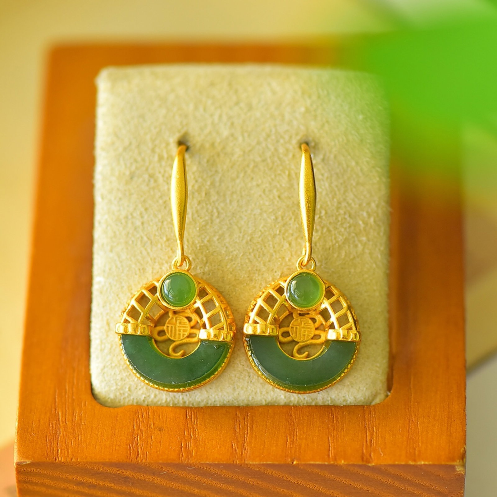 A Pair of Exquisite Sterling Silver-Gold Plated Inlaid Jasper Earrings: A Pair of Exquisite Sterling Silver-Gold Plated Inlaid Jasper Earrings,Size:0.6inx1.3in 一对纯银镀金镶碧玉耳环