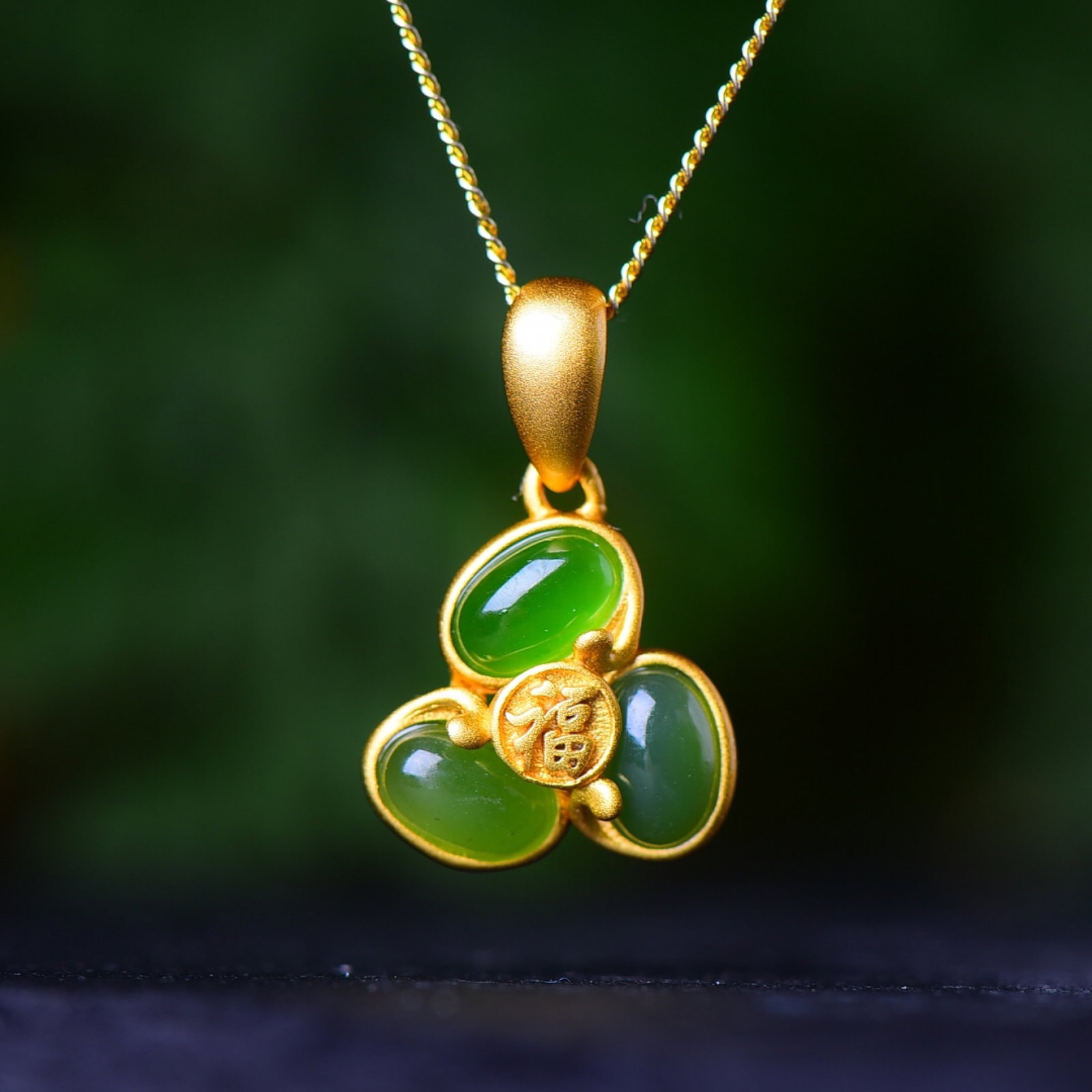 An Exquisite Sterling Silver-Gold Plated Inlaid Jasper Pendant: An Exquisite Sterling Silver-Gold Plated Inlaid Jasper Pendant,Size:0.2inx0.2in 纯银镀金镶碧玉吊坠