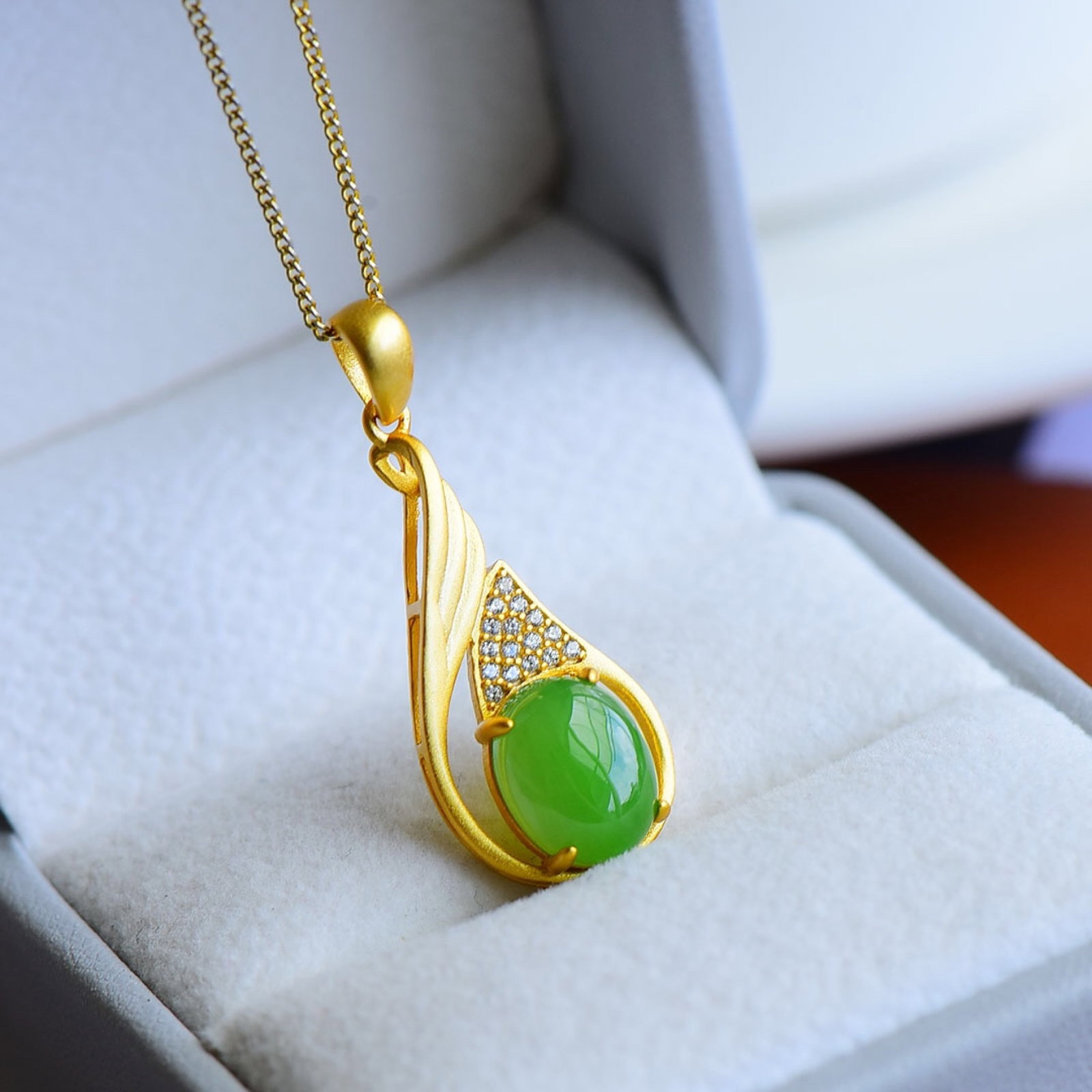 An Exquisite Sterling Silver-Gold Plated Inlaid Jasper Pendant,Inlaid Diamond: An Exquisite Sterling Silver-Gold Plated Inlaid Jasper Pendant,Inlaid Diamond,Size:0.3inx0.4in 纯银镀金镶碧玉项链,嵌钻石