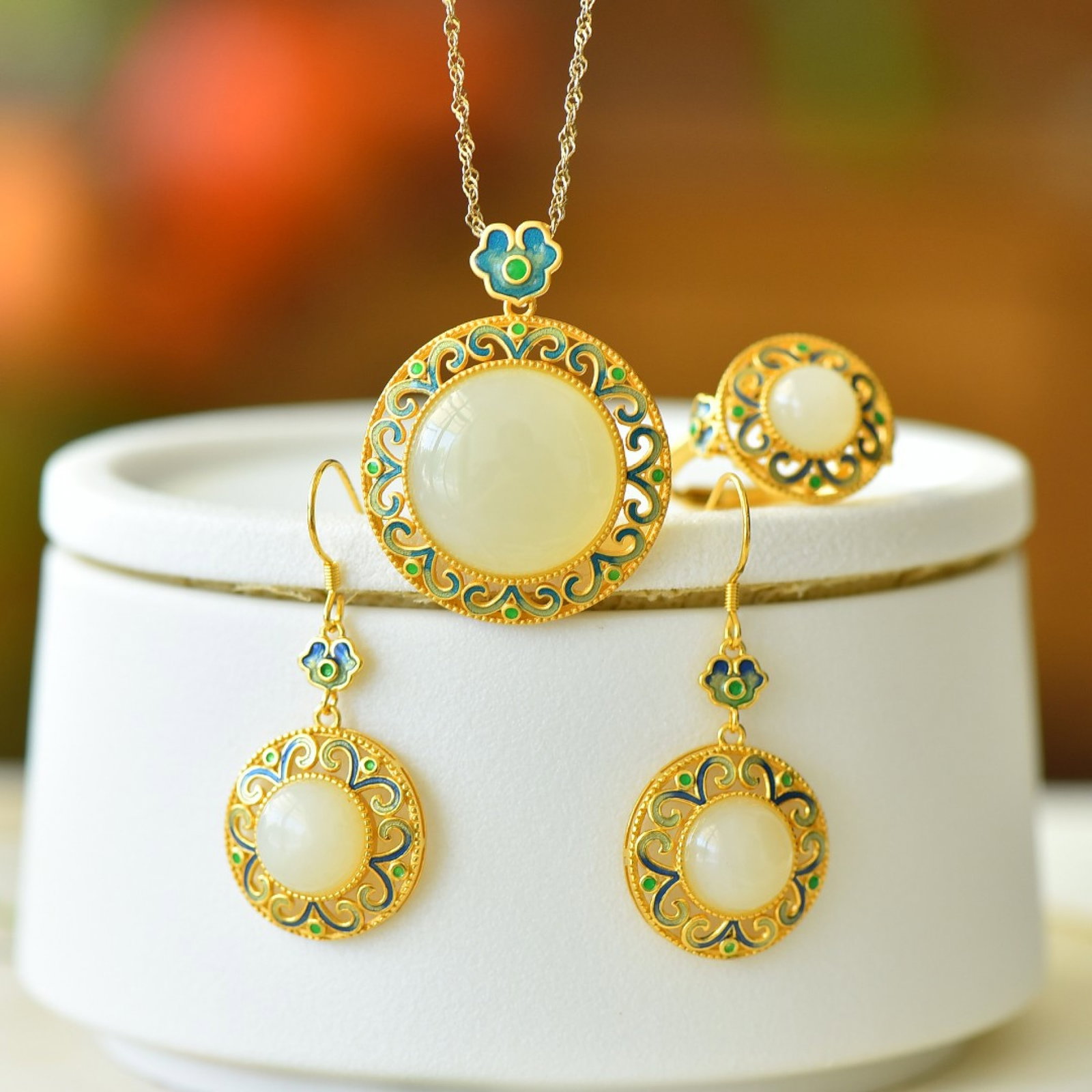 A Set of Fine Sterling Silver-Gold Plated Inlaid White Jade Jewelrys: A Set of Fine Sterling Silver-Gold Plated Inlaid White Jade Jewelrys 一套纯银镀金镶白玉首饰