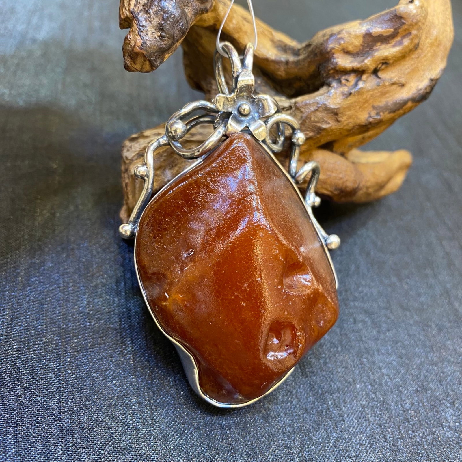 An Exquisite Beeswax Inlaid Silver Necklace: An Exquisite Beeswax Inlaid Silver Necklace,Size:1.6in,Weight:37.6g 蜜蜡镶银项链
