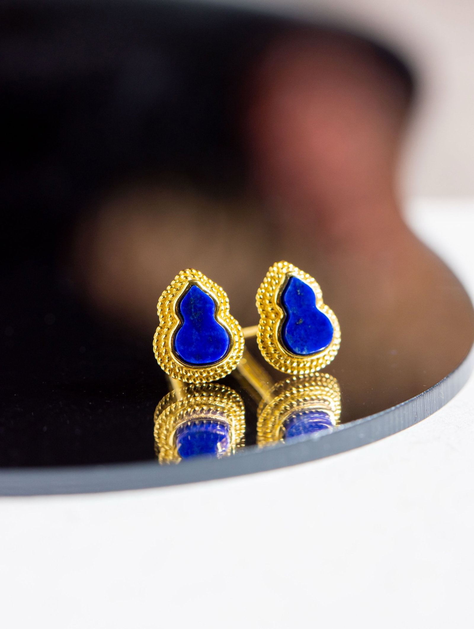 A Pair of Exquisite Sterling Silver-Gold Plated Inlaid Lapis Lazuli Gourd Earrings: A Pair of Exquisite Sterling Silver-Gold Plated Inlaid Lapis Lazuli Gourd Earrings 一对纯银镀金镶青金石葫芦耳钉