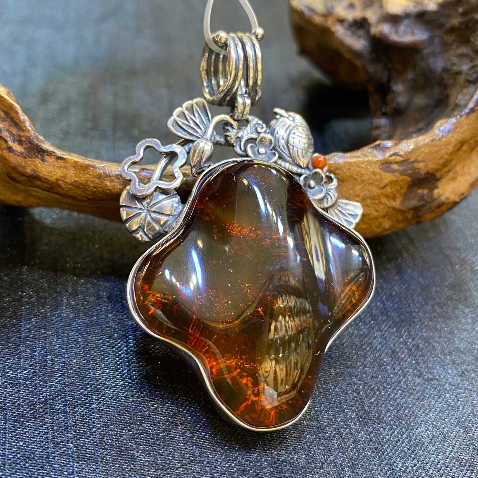 An Exquisite Beeswax Inlaid Silver Necklace: An Exquisite Beeswax Inlaid Silver Necklace,Size:1.4in,Weight:17.6g 蜜蜡镶银项链