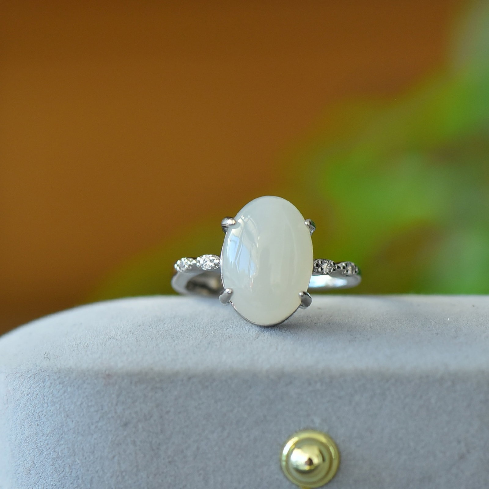An Exquisite Bronze Inlaid White Jade Ring: An Exquisite Bronze Inlaid White Jade Ring,Size:0.4inx0.6in 铜镶白玉戒指