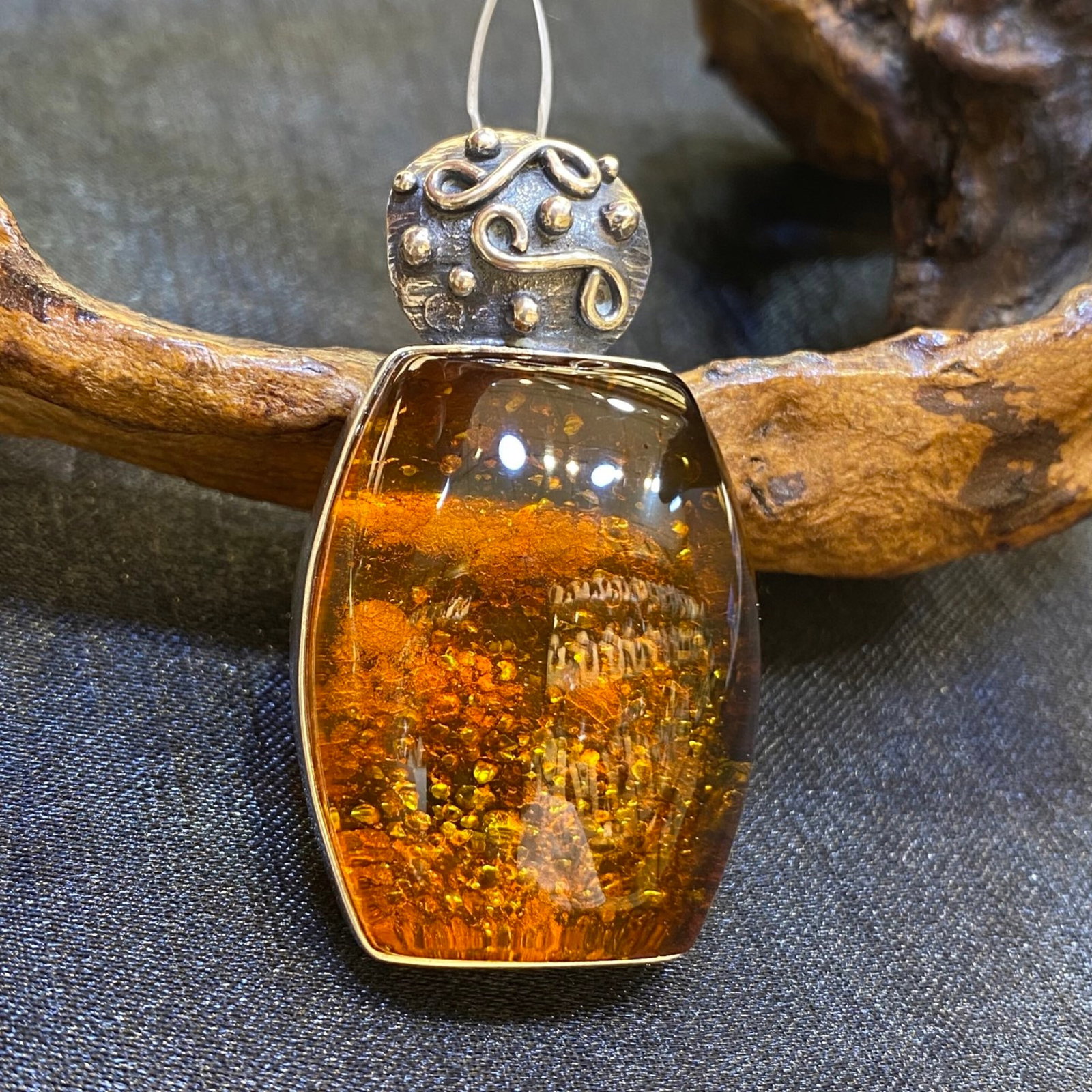 An Exquisite Beeswax Inlaid Silver Necklace: An Exquisite Beeswax Inlaid Silver Necklace,Size:1in,Weight:12.4g 蜜蜡镶银项链