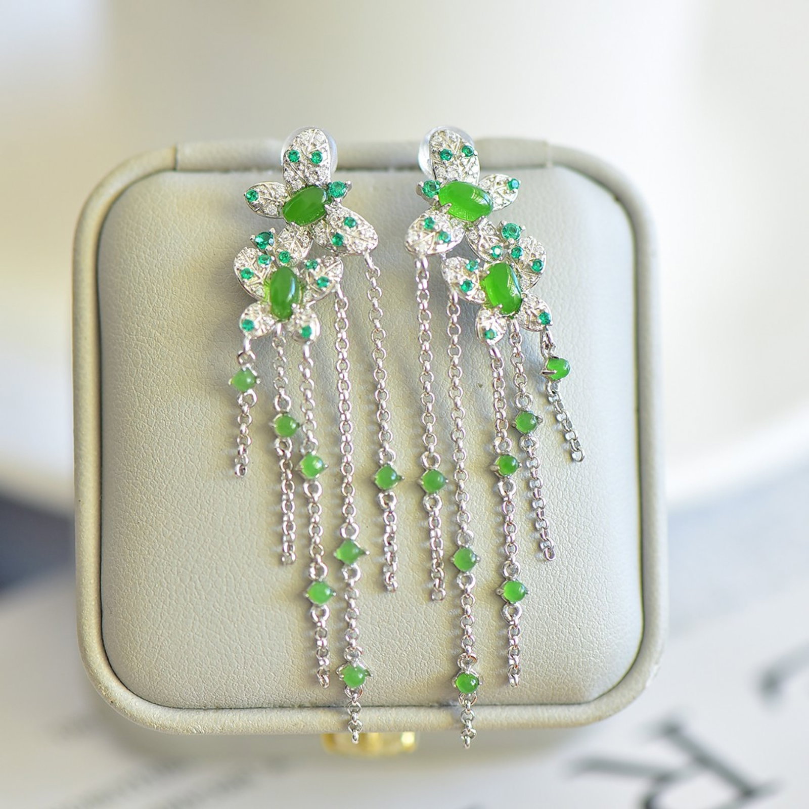 A Pair of Exquisite Sterling Silver Inlaid Jasper Earrings,Inlaid Diamond: A Pair of Exquisite Sterling Silver Inlaid Jasper Earrings,Inlaid Diamond,Size:0.1inx0.2in 一对纯银镶碧玉耳环,嵌钻石