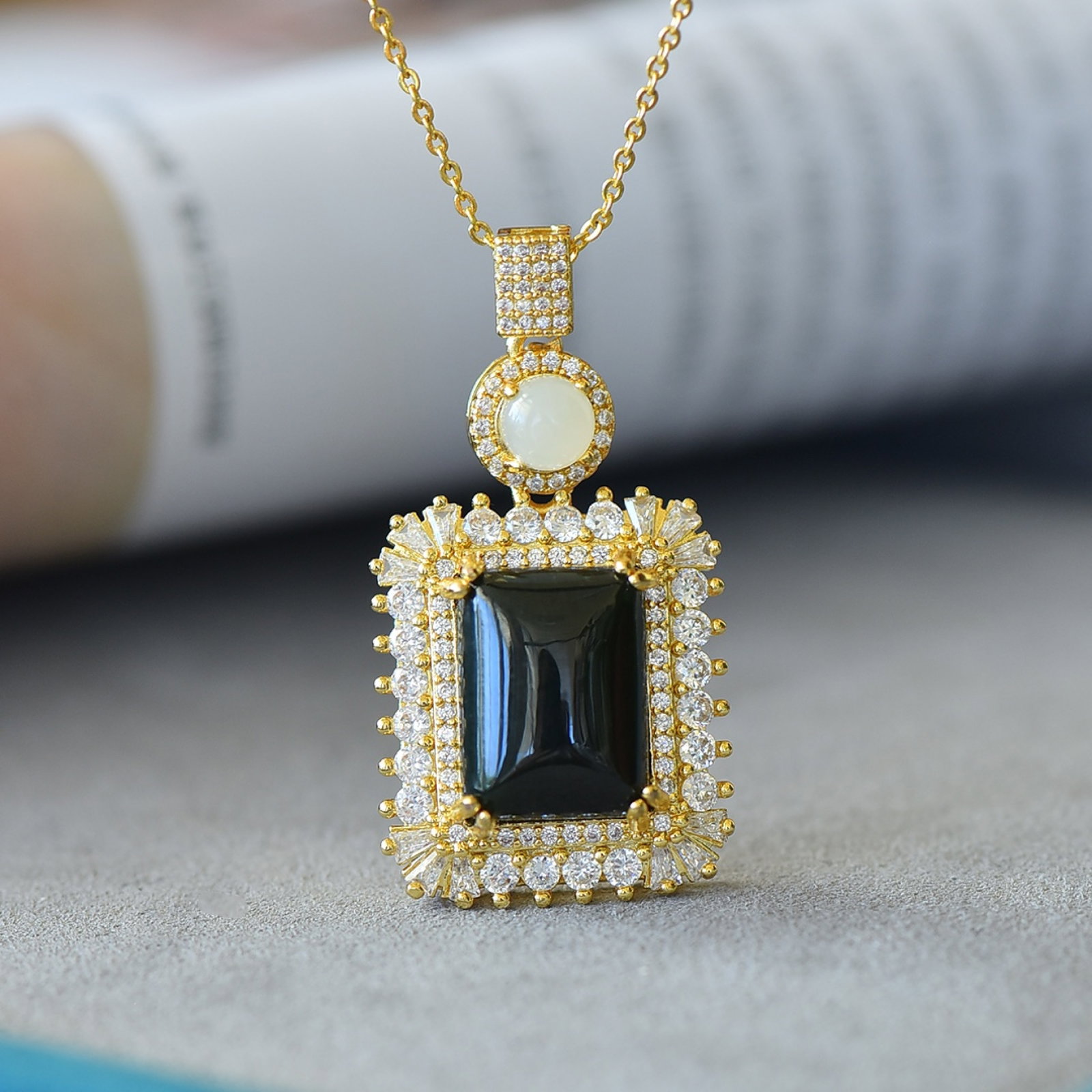 An Exquisite Bronze-Gold Plated Inlaid Green Jade Necklace,Inlaid Diamond: An Exquisite Bronze-Gold Plated Inlaid Green Jade Necklace,Inlaid Diamond,Size:0.5inx0.6in 铜镀金镶青玉项链,嵌钻石