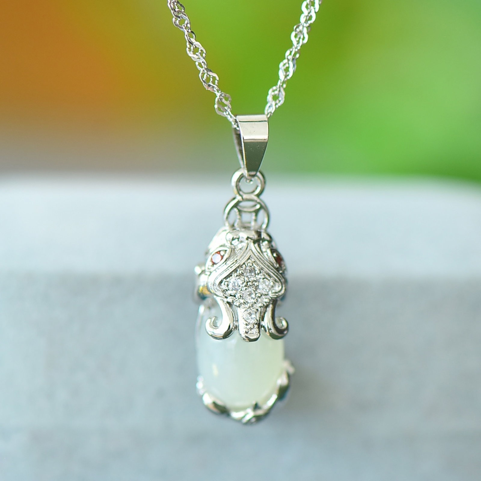 An Exquisite Bronze Inlaid White Jade Wealth-Attracting Creature Necklace: An Exquisite Bronze Inlaid White Jade Wealth-Attracting Creature Necklace,Size:0.3inx0.4in 铜镶白玉貔貅项链