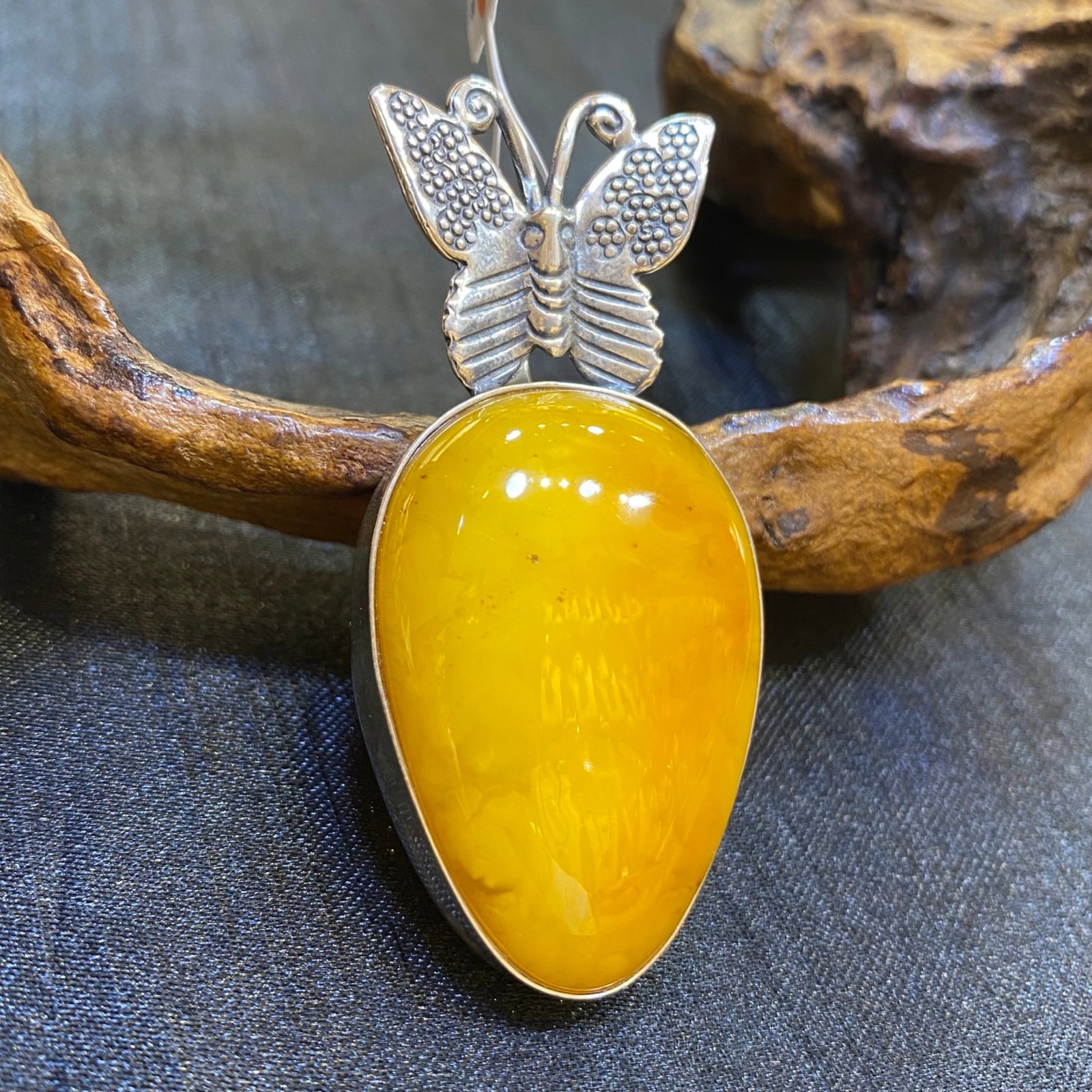An Exquisite Beeswax Inlaid Silver Necklace: An Exquisite Beeswax Inlaid Silver Necklace,Size:1in,Weight:10.8g 蜜蜡镶银项链