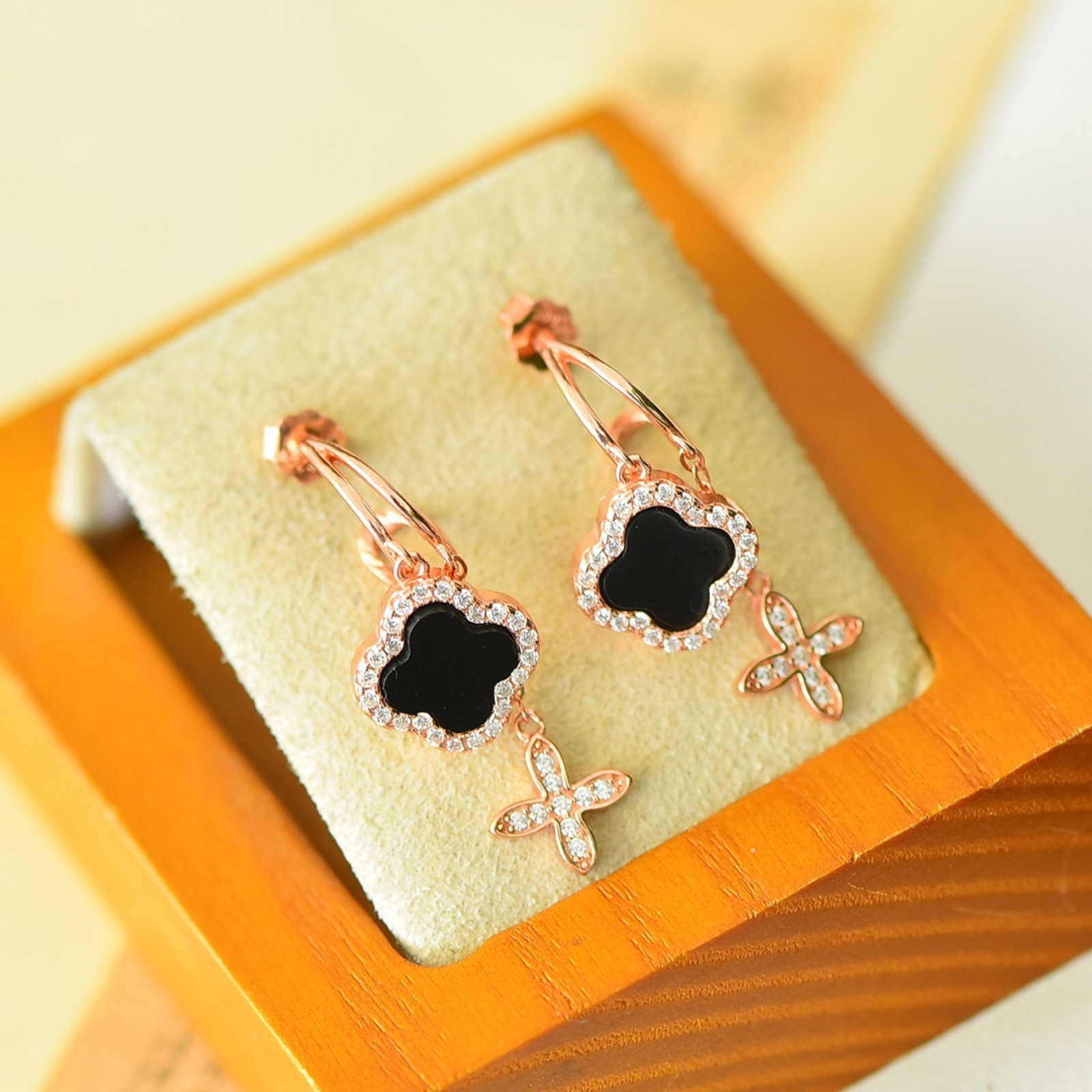 A Pair of Exquisite Sterling Silver-Gold Plated Inlaid Black Jade Earrings,Inlaid Diamond: A Pair of Exquisite Sterling Silver-Gold Plated Inlaid Black Jade Earrings,Inlaid Diamond,Size:0.4inx1.1in 一对纯银镀金镶墨玉耳环,