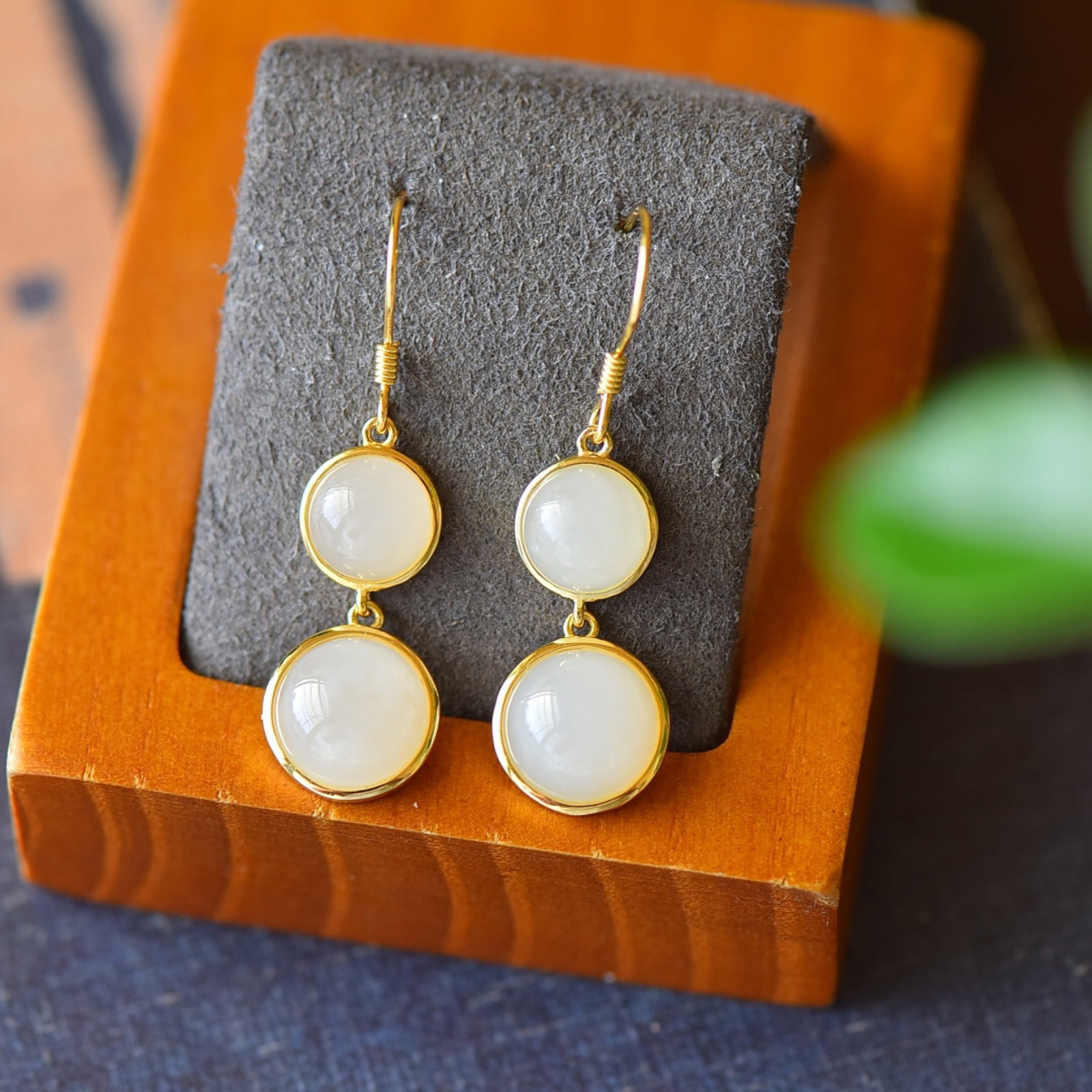 A Pair of Exquisite Sterling Silver-Gold Plated Inlaid White Jade Earrings: A Pair of Exquisite Sterling Silver-Gold Plated Inlaid White Jade Earrings,Size:0.4inx1.6in 一对纯银镀金镶白玉耳环