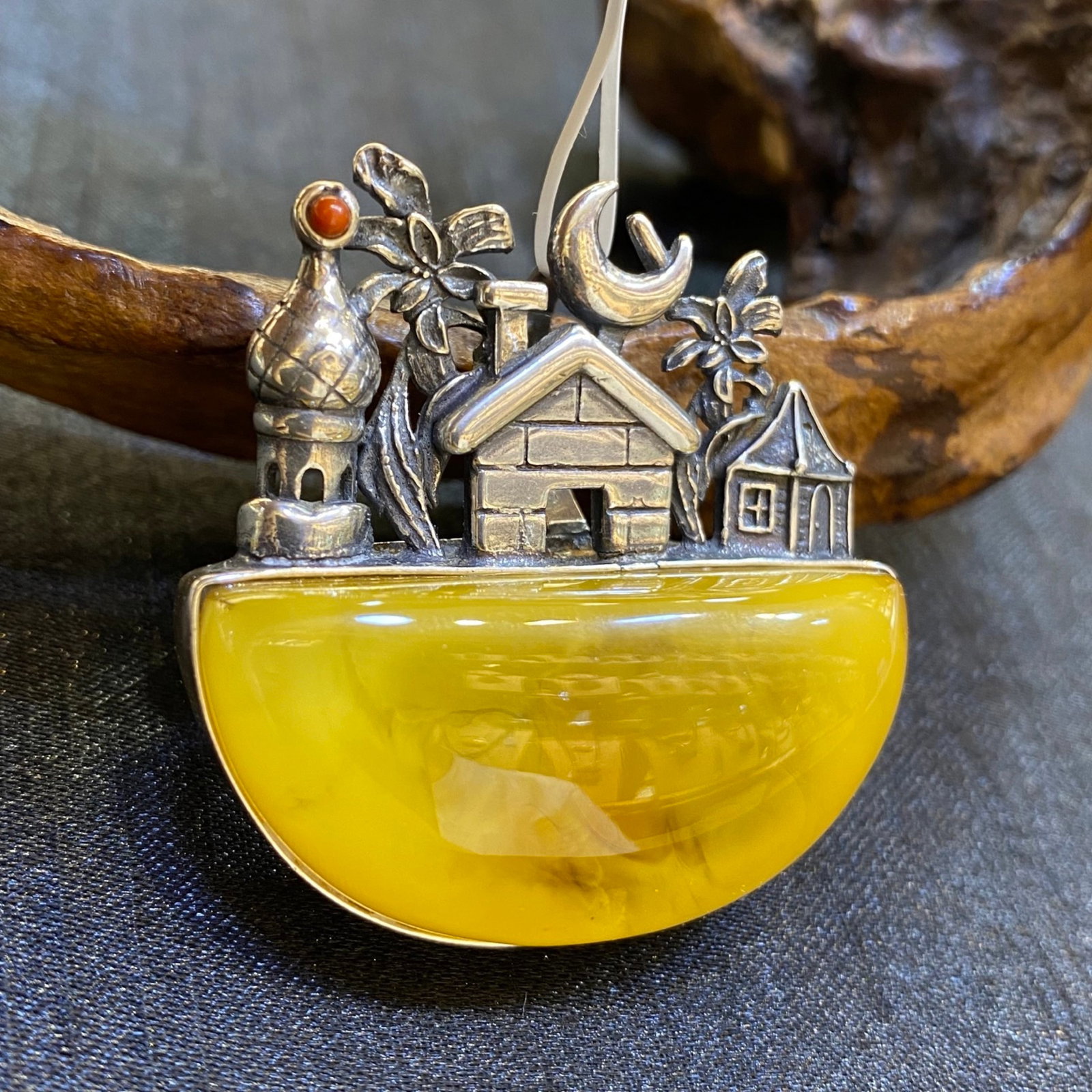 An Exquisite Beeswax Inlaid Silver Necklace: An Exquisite Beeswax Inlaid Silver Necklace,Size:1.6in,Weight:15.3g 蜜蜡镶银项链