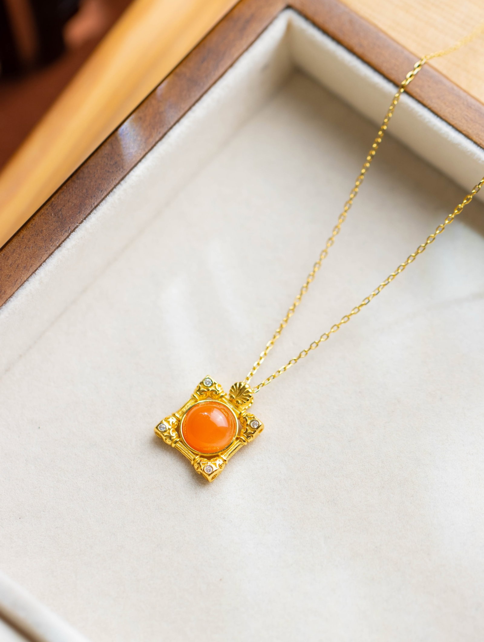 An Exquisite Sterling Silver-Gold Plated Inlaid Agate Pendant,Inlaid Diamond: An Exquisite Sterling Silver-Gold Plated Inlaid Agate Pendant,Inlaid Diamond 纯银镀金镶玛瑙吊坠,嵌钻石