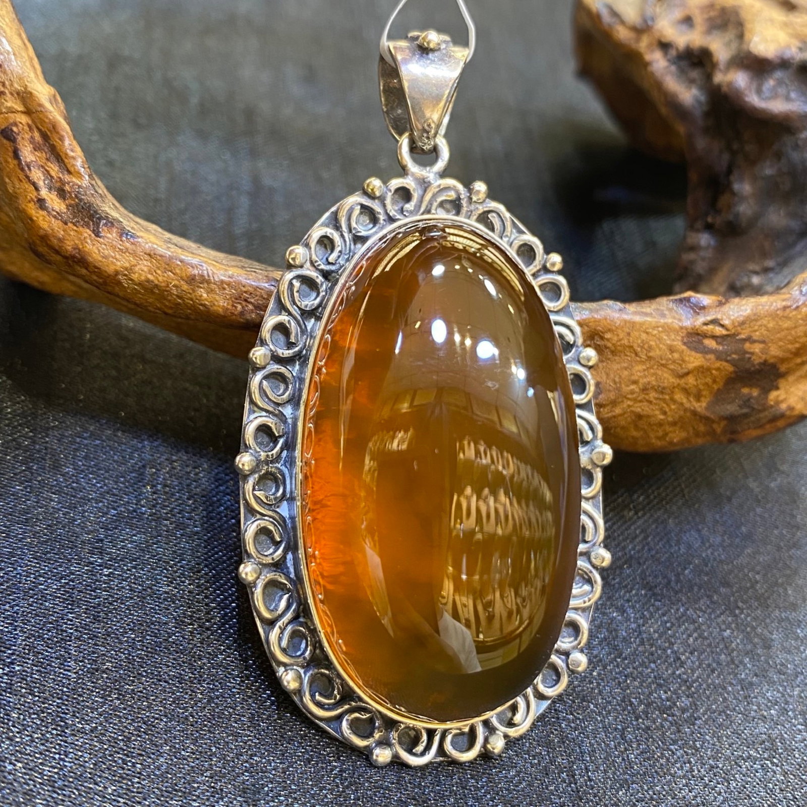 An Exquisite Beeswax Inlaid Silver Necklace: An Exquisite Beeswax Inlaid Silver Necklace,Size:1.2in,Weight:19.2g 蜜蜡镶银项链