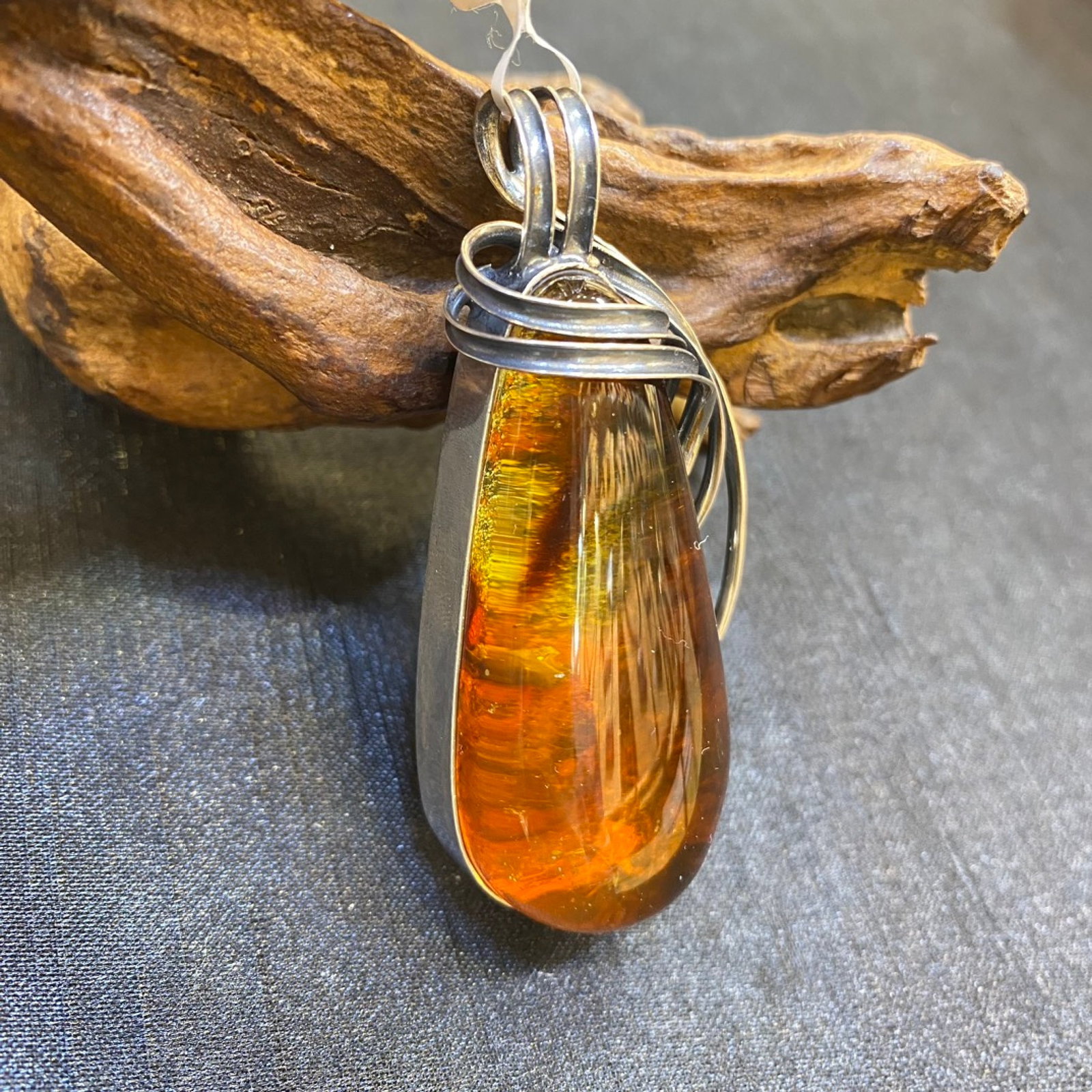 An Exquisite Beeswax Inlaid Silver Necklace: An Exquisite Beeswax Inlaid Silver Necklace,Size:1in,Weight:26.9g 蜜蜡镶银项链