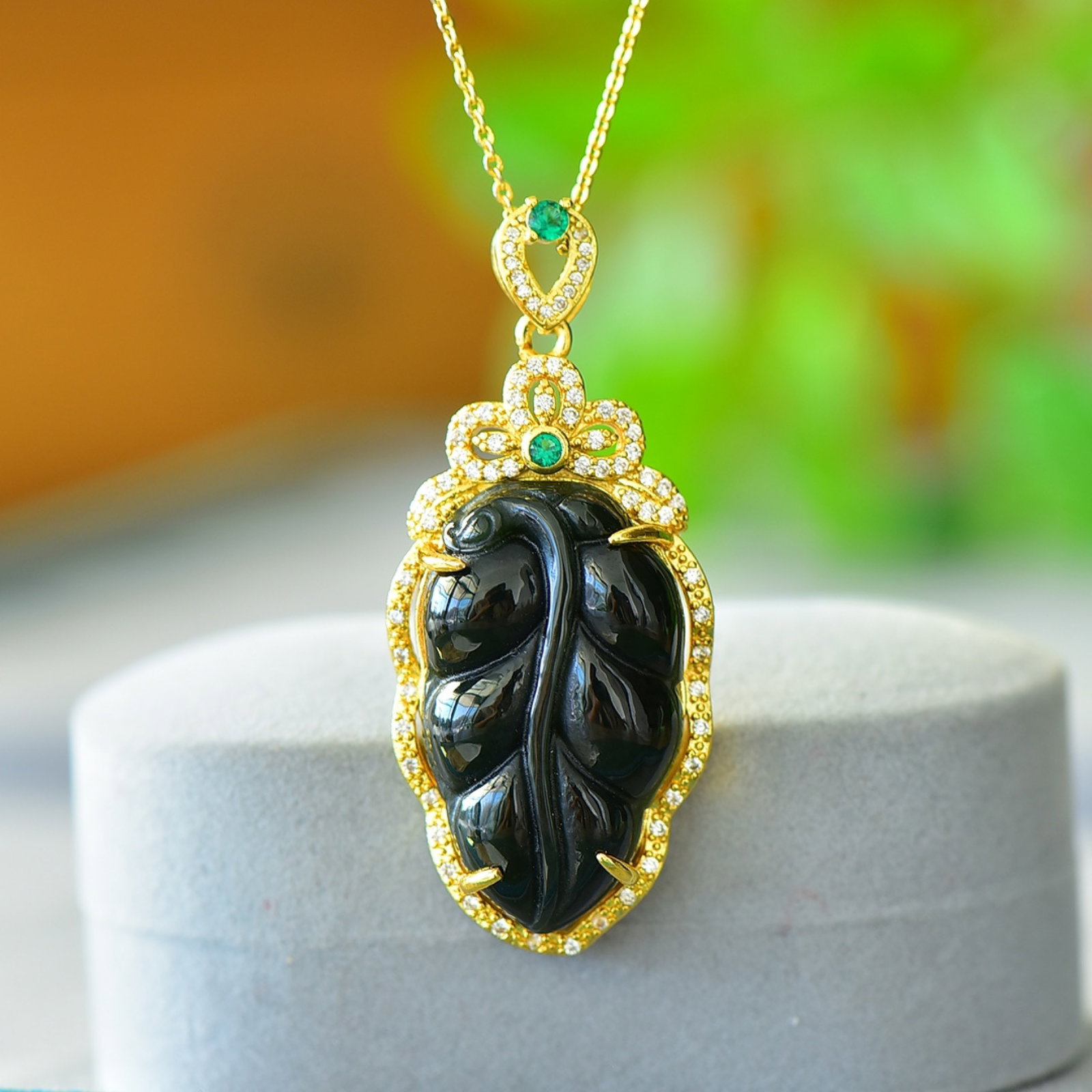 An Exquisite Bronze-Gold Plated Inlaid Green Jade Necklace: An Exquisite Bronze-Gold Plated Inlaid Green Jade Necklace,Size:0.7inx1.3in 铜镀金镶青玉项链