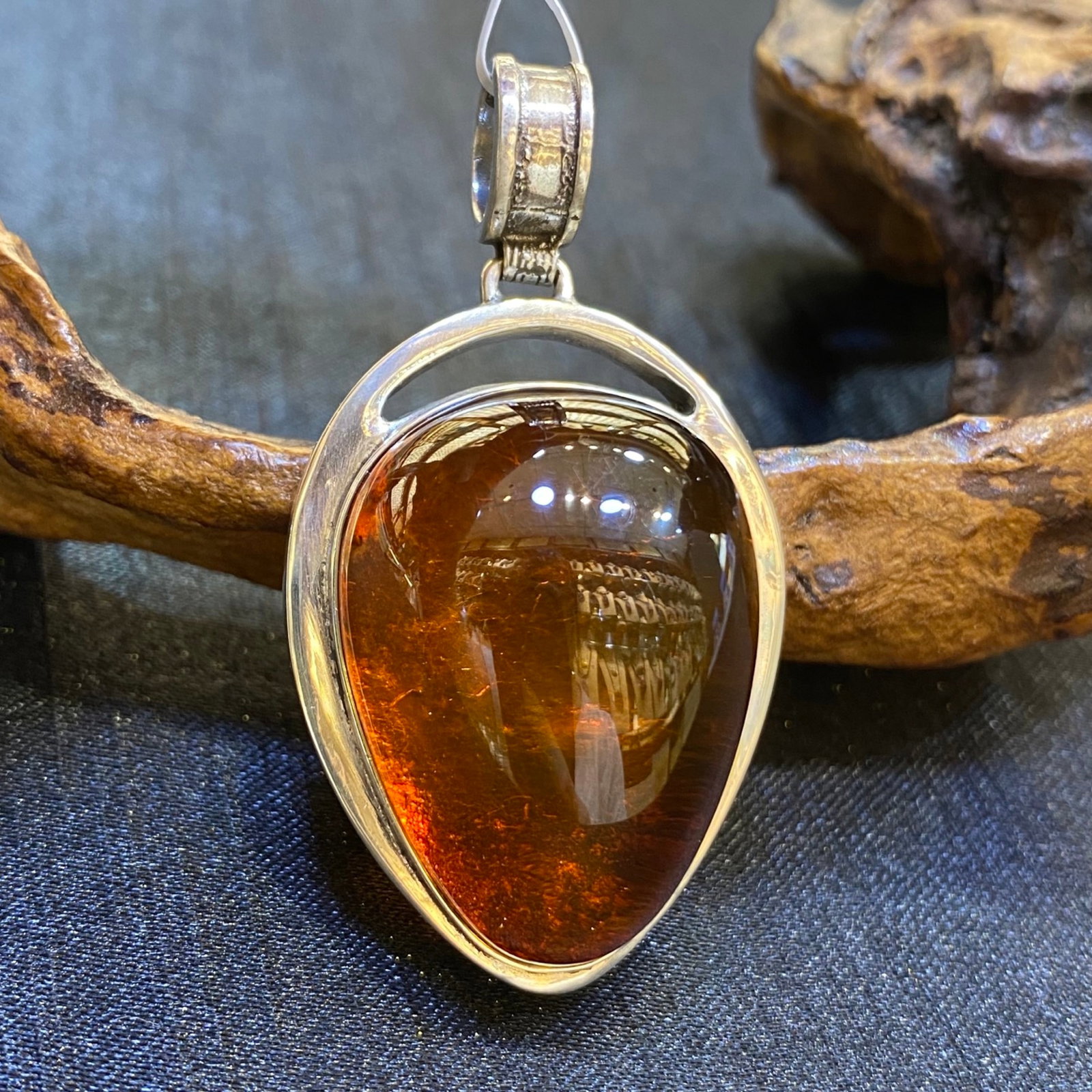 An Exquisite Beeswax Inlaid Silver Necklace: An Exquisite Beeswax Inlaid Silver Necklace,Size:1.2in,Weight:15.2g 蜜蜡镶银项链