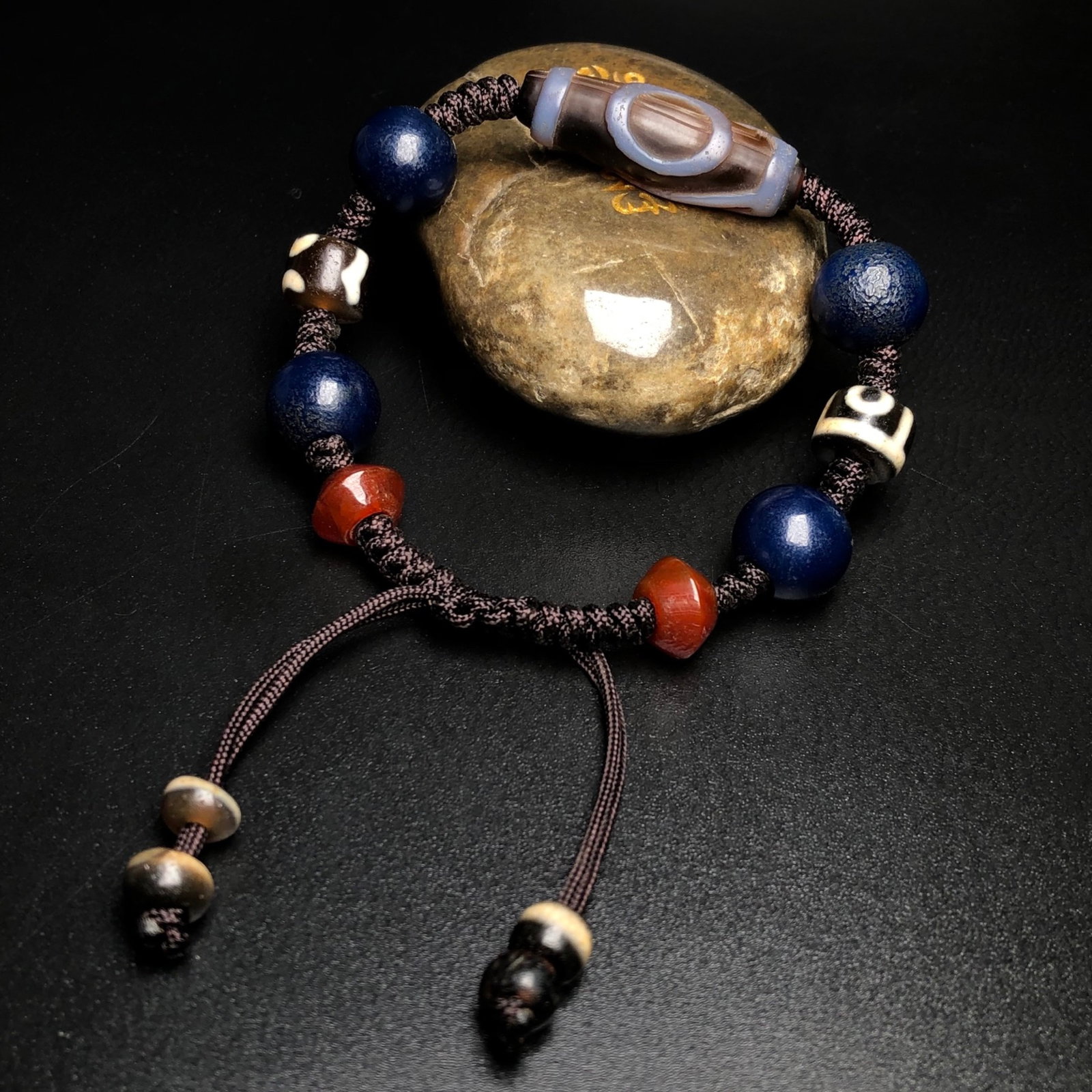An Exquisite Dzi Bead Inlaid Agate Bracelet: An Exquisite Dzi Bead Inlaid Agate Bracelet,Size:1.5inx0.4in 天珠配玛瑙手串
