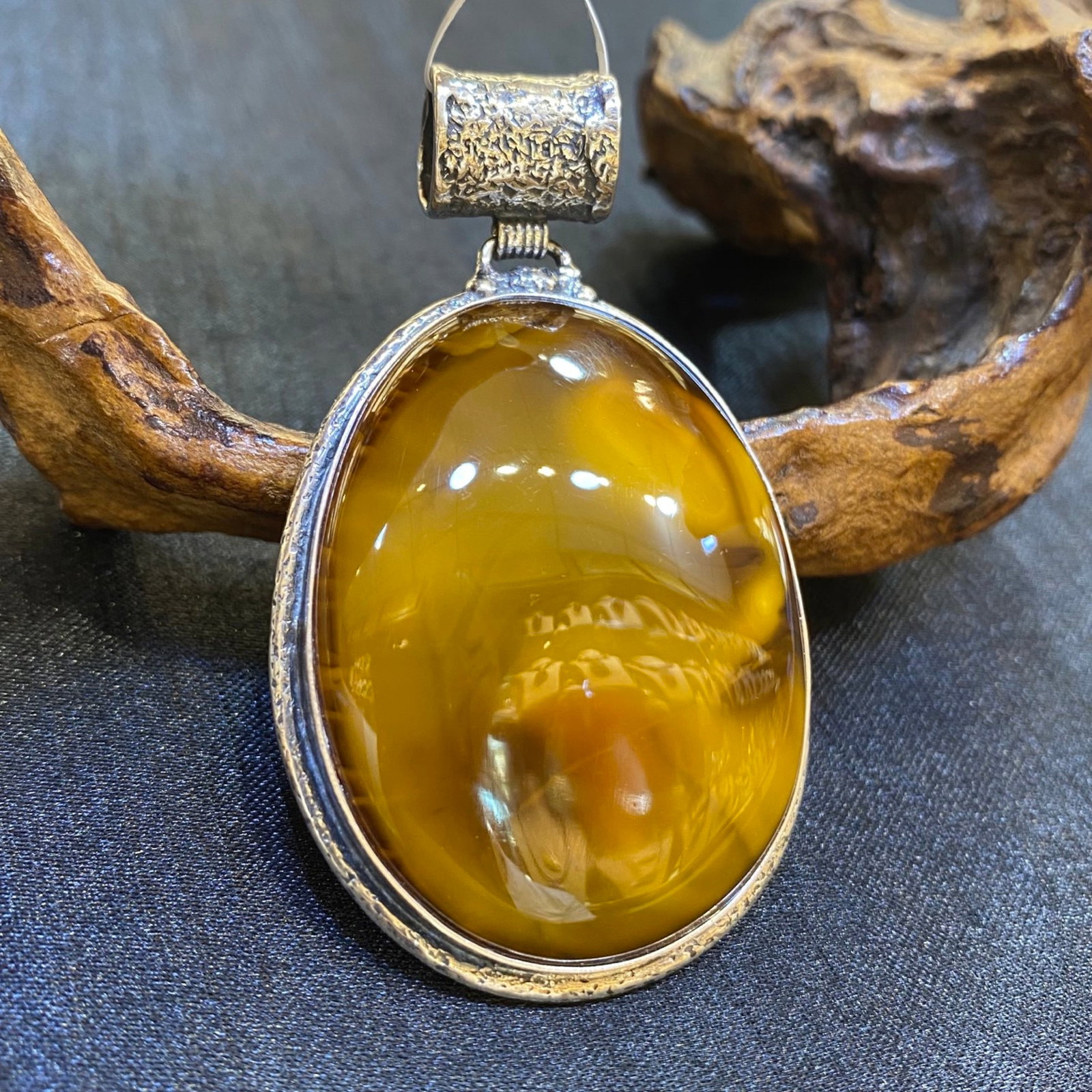 An Exquisite Beeswax Inlaid Silver Necklace: An Exquisite Beeswax Inlaid Silver Necklace,Size:1.4in,Weight:19.2g 蜜蜡镶银项链