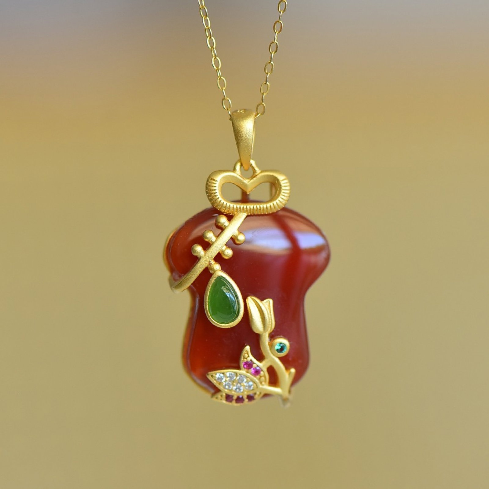 An Exquisite Sterling Silver-Gold Plated Inlaid Agate Pendant,Inlaid Diamond: An Exquisite Sterling Silver-Gold Plated Inlaid Agate Pendant,Inlaid Diamond,Size:0.7inx0.9in 寓意:旗开得胜,锦衣玉食 纯银镀