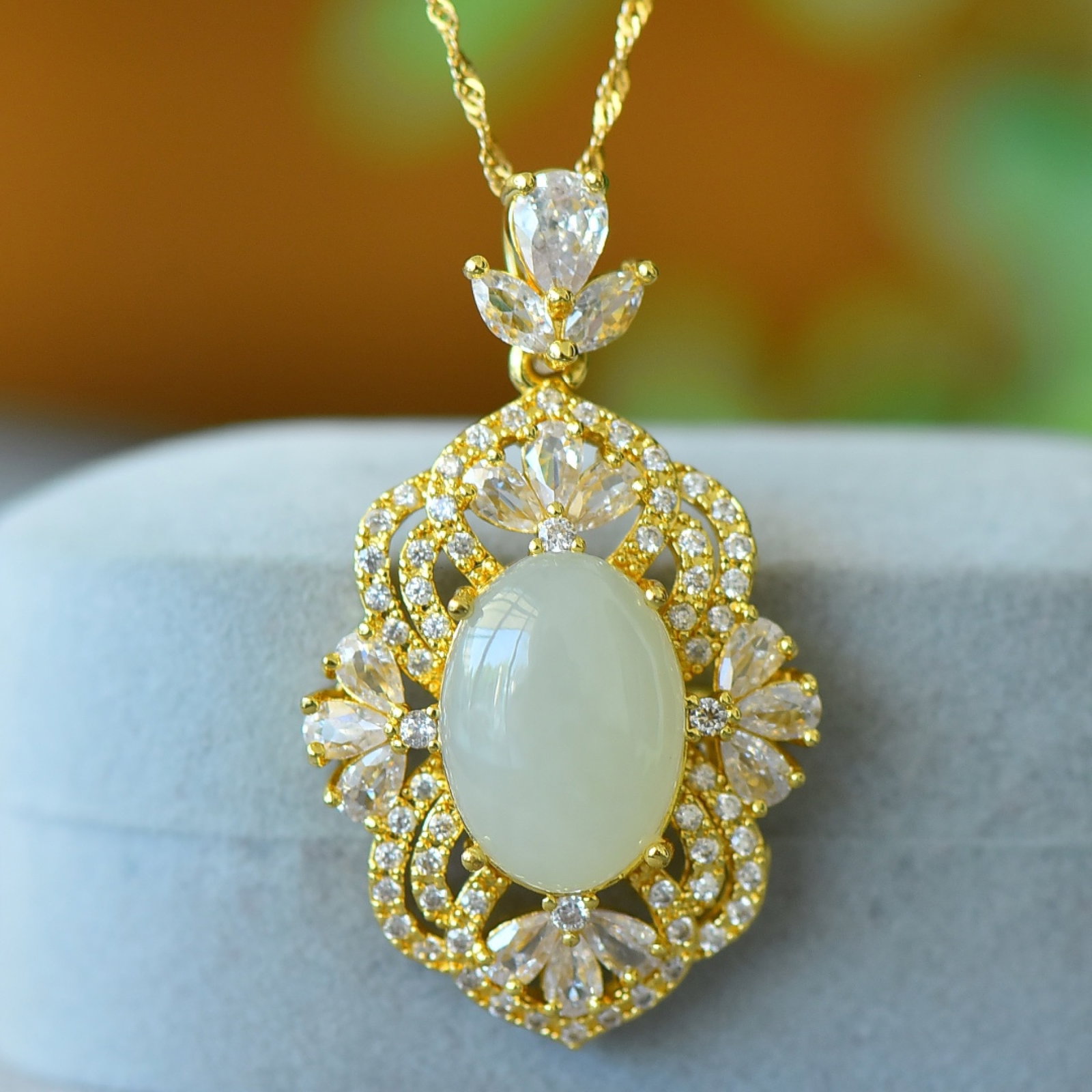 An Exquisite Bronze-Gold Plated Inlaid White Jade Necklace: An Exquisite Bronze-Gold Plated Inlaid White Jade Necklace,Size:0.6inx0.8in 铜镀金镶白玉项链