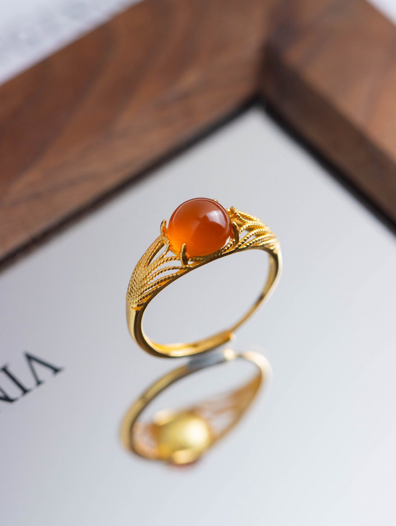 An Exquisite Sterling Silver-Gold Plated Inlaid Agate Ring: An Exquisite Sterling Silver-Gold Plated Inlaid Agate Ring 纯银镀金镶玛瑙戒指