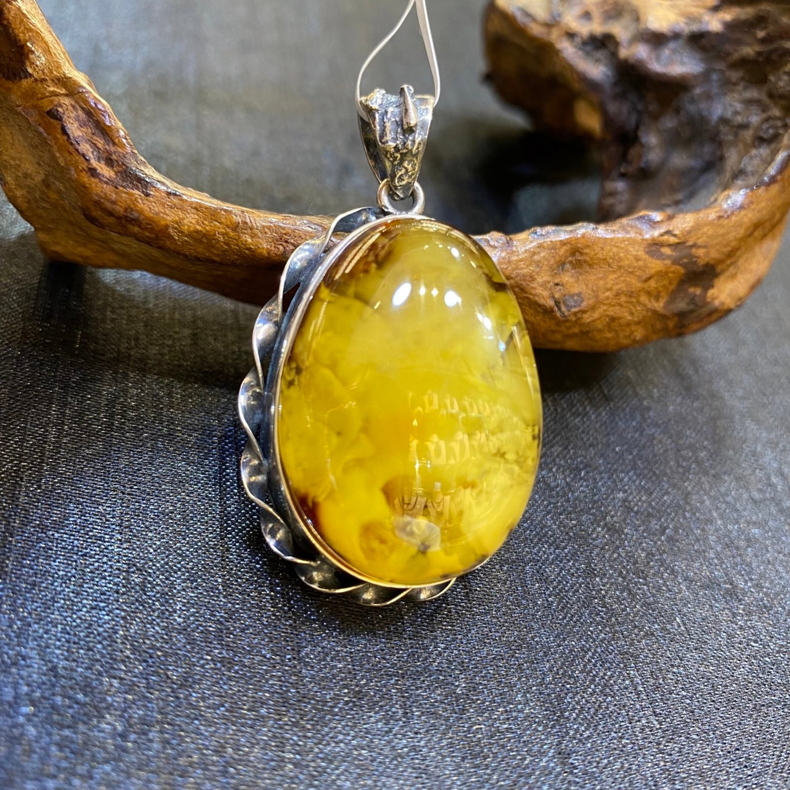 An Exquisite Beeswax Inlaid Silver Necklace: An Exquisite Beeswax Inlaid Silver Necklace,Size:1.1in,Weight:12g 蜜蜡镶银项链