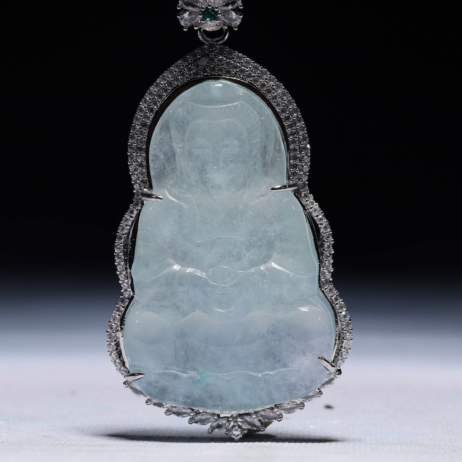 An Exquisite Statue of Avalokitesvara Pendant,Inlaid Gems: An Exquisite Statue of Avalokitesvara Pendant,Inlaid Gems,Size:1.8inx0.4inx3.3in,Weight:58.6g 一个精美的观音像吊坠,镶宝石