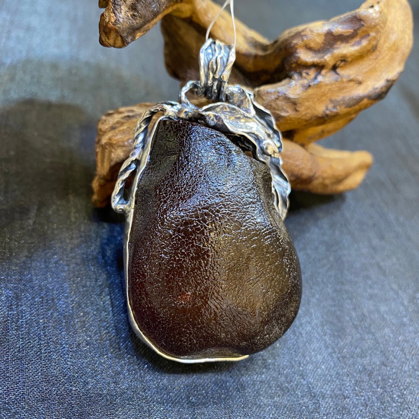 An Exquisite Beeswax Inlaid Silver Necklace: An Exquisite Beeswax Inlaid Silver Necklace,Size:1.5in,Weight:47.5g 蜜蜡镶银项链