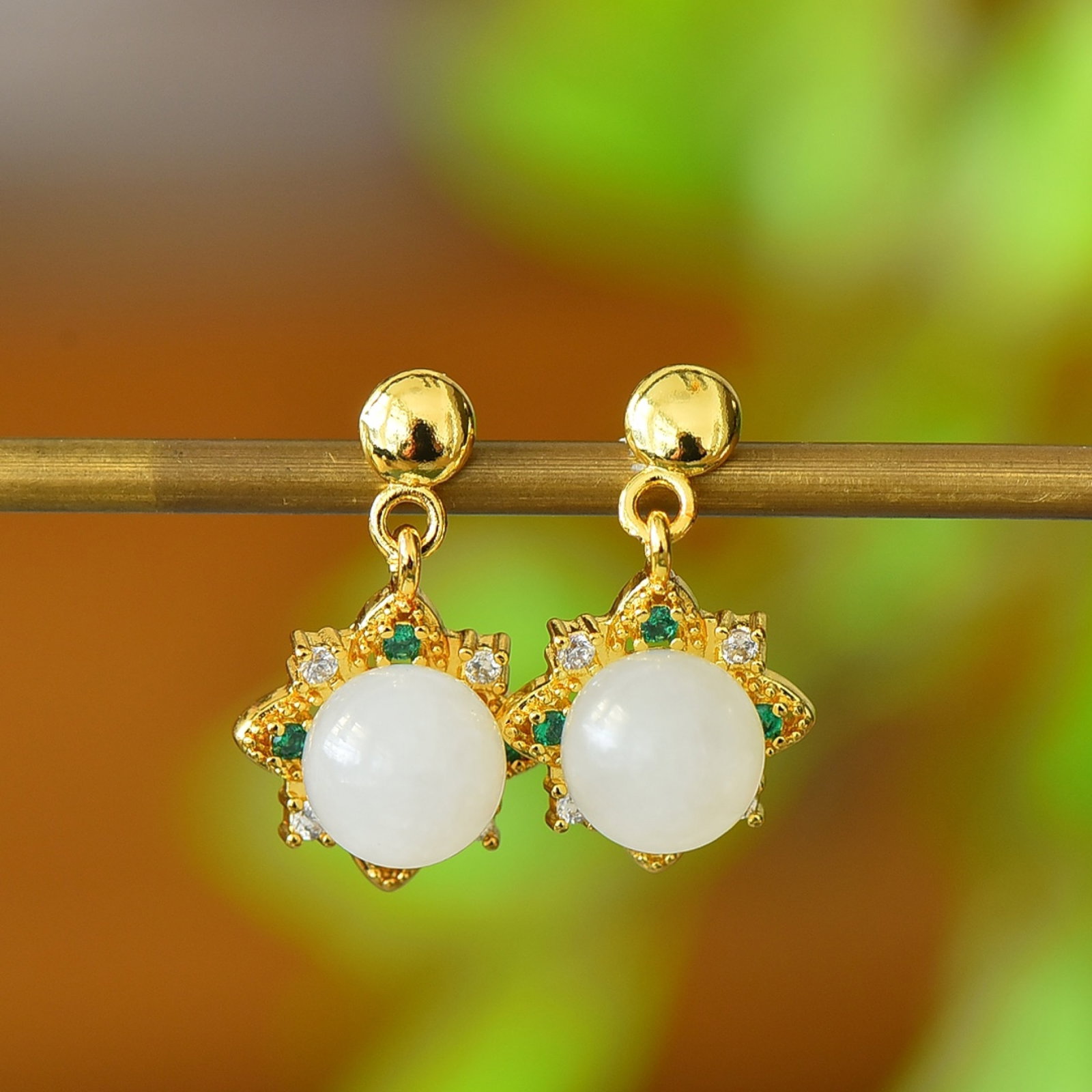 A Pair of Exquisite Bronze-Gold Plated Inlaid White Jade Earrings,Inlaid Diamond: A Pair of Exquisite Bronze-Gold Plated Inlaid White Jade Earrings,Inlaid Diamond,Size:0.3inx0.3in 一对铜镀金镶白玉耳环,嵌钻ĳ