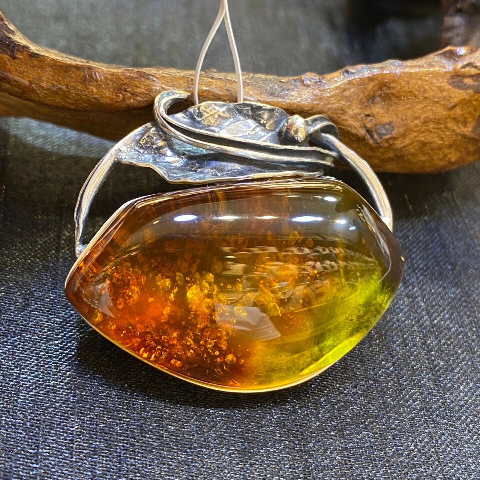 An Exquisite Beeswax Inlaid Silver Necklace: An Exquisite Beeswax Inlaid Silver Necklace,Size:1.5in,Weight:13.9g 蜜蜡镶银项链