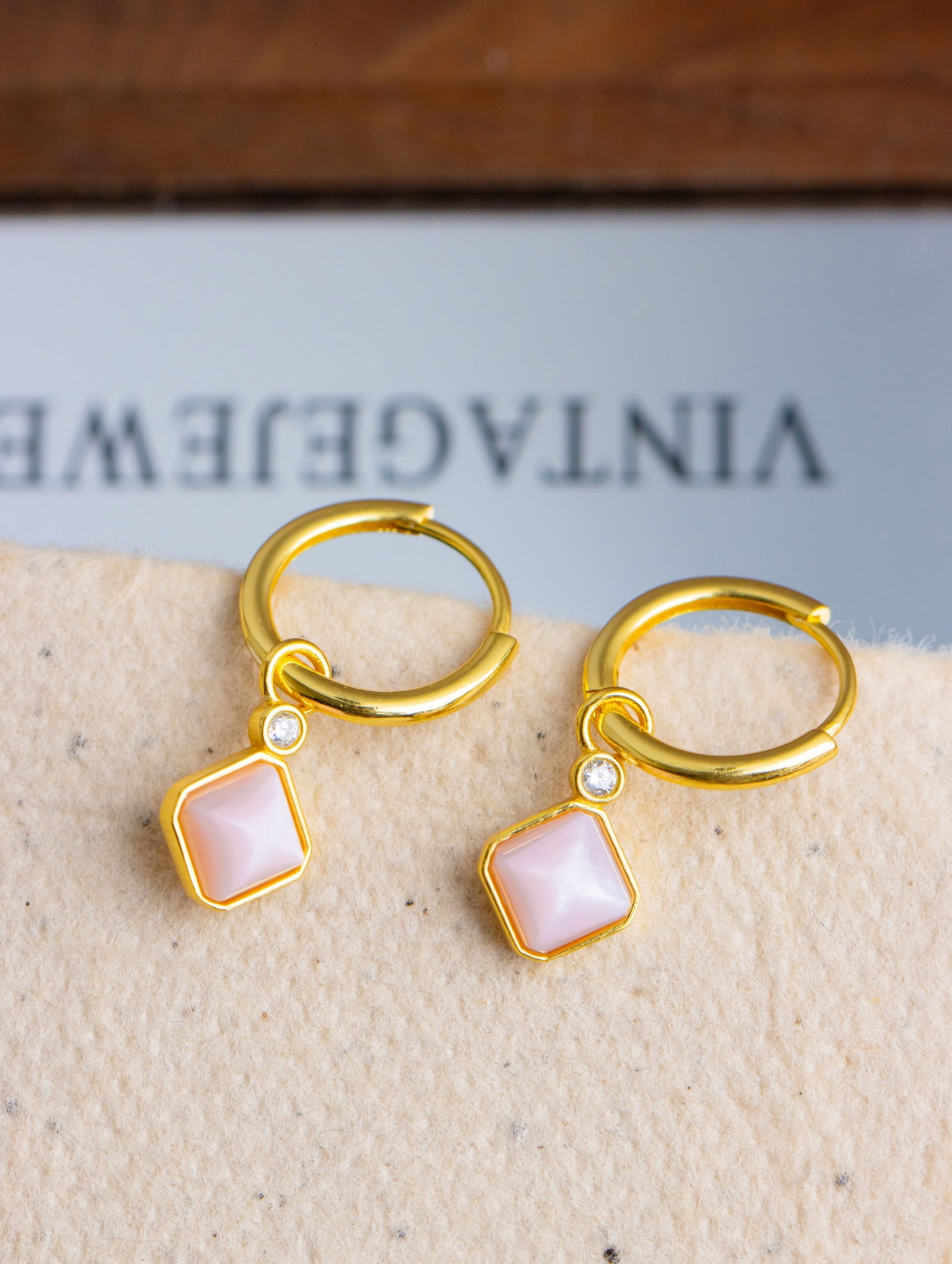 A Pair of Exquisite Sterling Silver-Gold Plated Inlaid Shell Earrings: A Pair of Exquisite Sterling Silver-Gold Plated Inlaid Shell Earrings 一对纯银镀金镶贝壳耳环